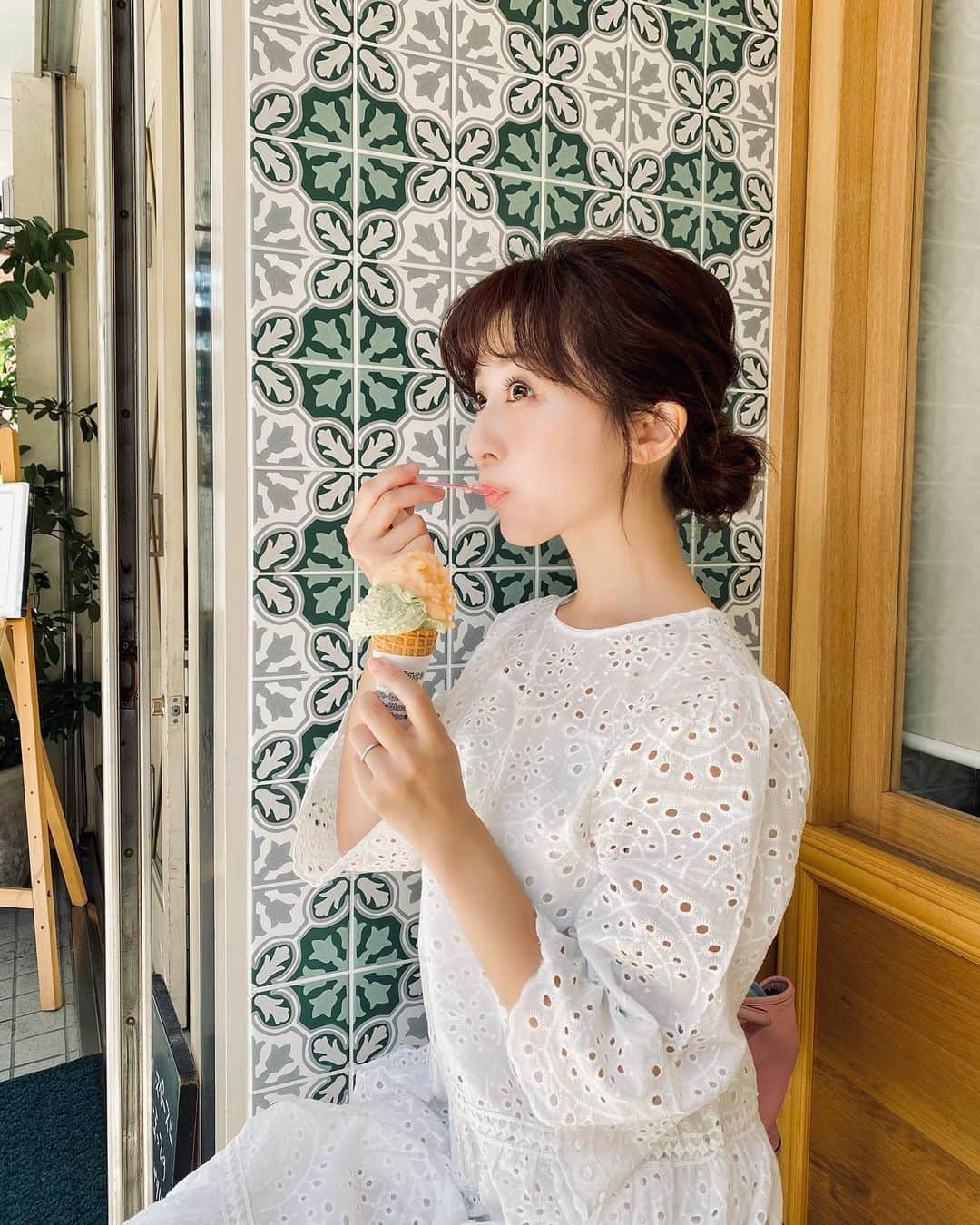 水野佐彩さんのインスタグラム写真 - (水野佐彩Instagram)「・ んまーっ😋🍦 ピスタチオとメロン🍈 9/13までにもう1回行きたかった🥺 期間限定なんてもったいない🥺❣️ ・ んまー😳って娘が言ったら 美味しい❣️でしょって言うと思うので もうわたしは今後 んまー🥺って言いません！笑 でもこのジェラートは んまー🥺🍦でした❤️ 4枚目は #きょうのわたちたち👩‍👧  白のコットンレースで合わせたよ🤍🤍 お洋服は @mirror.me_official  #ジェラテリアアクオリーナ #祐天寺 #ジェラート #sサイズコーデ #153cmコーデ #おちびコーデ #ママコーデ #sサイズ女子 #30代ファッション #30代コーデ  #おちびの輪 #きょコ #ママライフ #令和2年ベビー #2020年ベビー #女の子ママ #秋メイク」9月11日 17時55分 - saaya_mizuno