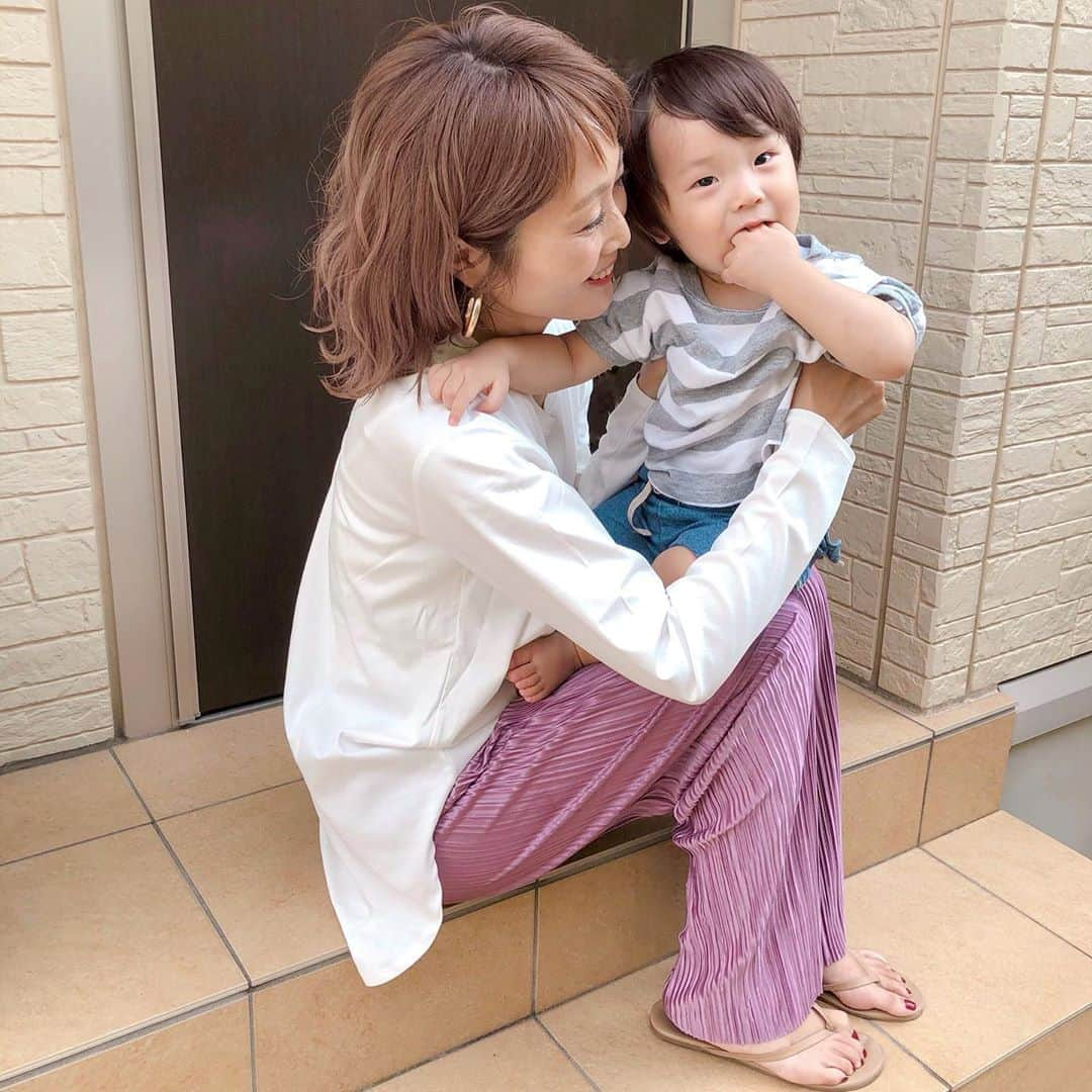 Kikuno Sayumiさんのインスタグラム写真 - (Kikuno SayumiInstagram)「〻relax style〻 ・ ・ ・ 最近はこんなゆったりしたトップスにプリーツパンツみたいなリラックスコーデが多い♡ ・ トップスは @a.t_official.jp のシルケットスムース𓇢 これ、シルクみたいな肌ざわりでちょー気持ち良い😍 サイドのカッティングやバックのタックもシャツ感があって素敵✨ 秋冬はニットやベストのインナーに合わせるとチョロ見えして可愛いだろうな🥰 ・ パンツは @grl_official のだよ！ ・ ・ #ファッション#コーデ#fashion#ママ#ママコーデ#プチプラコーデ#大人カジュアル#ヘアアレンジ#大人可愛い#ジユジョ#옷스타그램#シンプルコーデ #ママリ#ママリファッション#lucrajp#夏コーデ#オン眉#ヘアスタイル#ヘアアレンジ#赤ちゃんのいる生活#プリーツパンツ#GRL#グレイル#at#atスナップ」9月11日 17時57分 - sayumikikuno