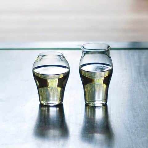 ヴィレッジヴァンガードオンラインストアさんのインスタグラム写真 - (ヴィレッジヴァンガードオンラインストアInstagram)「オトナのあなたにおすすめしたい!!  伝統工芸の美しい酒器で 晩酌、いかがですか。  ◆ 究極の日本酒グラス 酒グラスセット  日本酒のプロが監修した、日本酒のためのグラスセットです。 飲み比べにぜひ！  ◆ 角ちろり酒盃揃い  和のテーブルセッティングで大活躍する、ガラスの「ちろり」 盃とセットです。 お茶やお出汁にもぜひ。  ◆ 金竹　酒器三点揃  宴の席をより上質に演出してくれそう。 長注器とぐいのみのセットです。  まだまだ他にもおすすめしたいグラス、酒器あり〼  #廣田硝子  #究極の日本酒グラス  #ちろり  #金竹  #お酒 #お酒好き #酒器」9月11日 17時58分 - village_vanguard