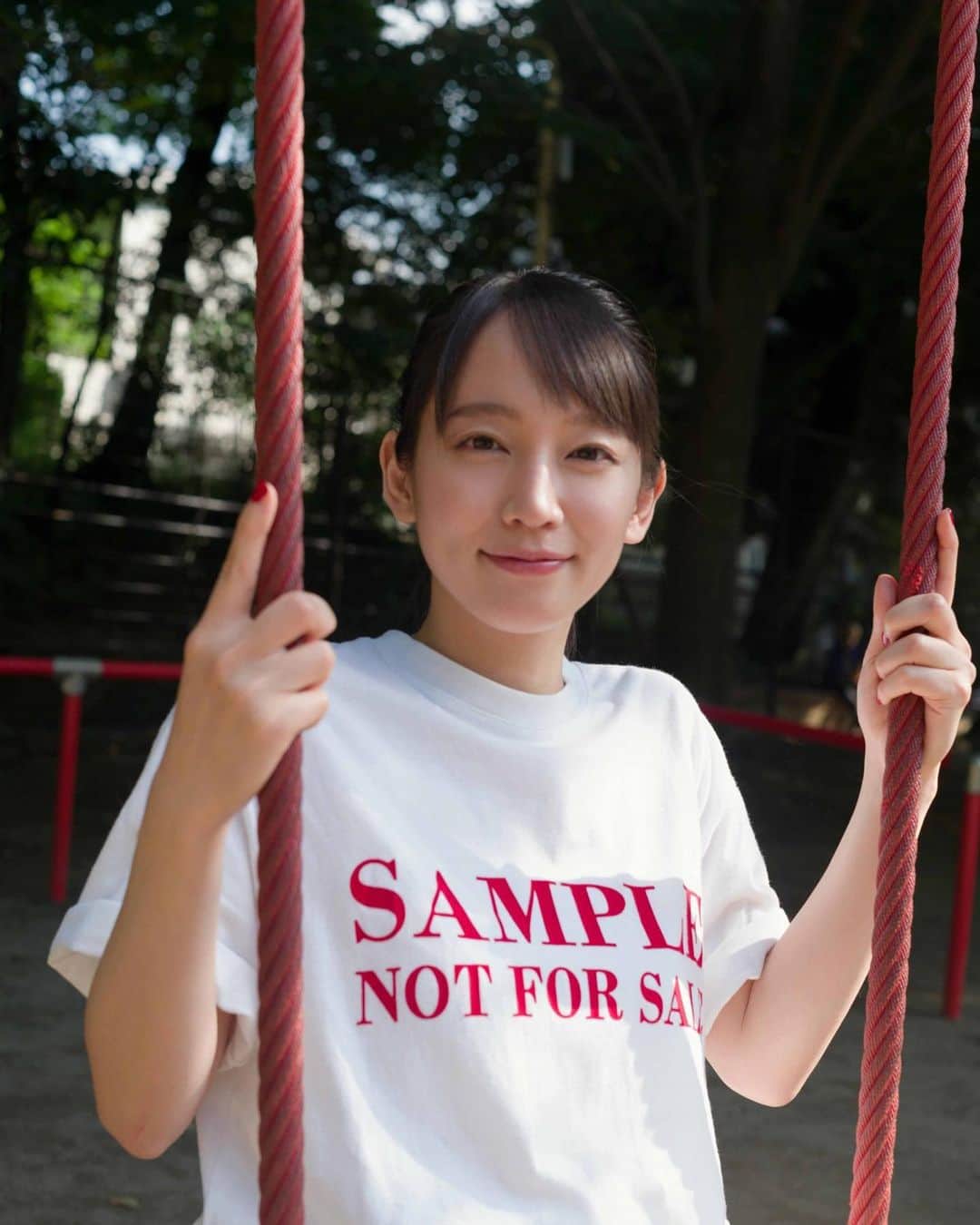 吉岡里帆（マネージャー）のインスタグラム：「❤️ 来年の吉岡里帆カレンダーの予約が始まっております🙆‍♀️🙆‍♀️🙆‍♀️  先日吉岡さんがアップしてた表紙を見たみなさんは「一体このロープはなんなんだ？！」と大変困惑されたかと思います。 ブランコです。  昼間の公園だったので、小さなお友だちとじゅんばんこしながら撮影させていただきました👩‍👧‍👦 あの時の子どもたち、そして親御さん方、ありがとうございました！！  それではみなさん カレンダー、要チェケでお願いします✌️  direction：千原徹也（れもんらいふ） @thechihara @lemonlife.jp  photo：嶌村吉祥丸 @kisshomaru  hair make：奥平正芳 @masayoshiokudaira styling：相澤樹 @mikitiaizawa   「吉岡里帆２０２１年カレンダー」 発売元：株式会社ハゴロモ 価格：２8００円＋税 仕様：B２サイズ、８枚物 発売日：２０２０年１０月発売予定」