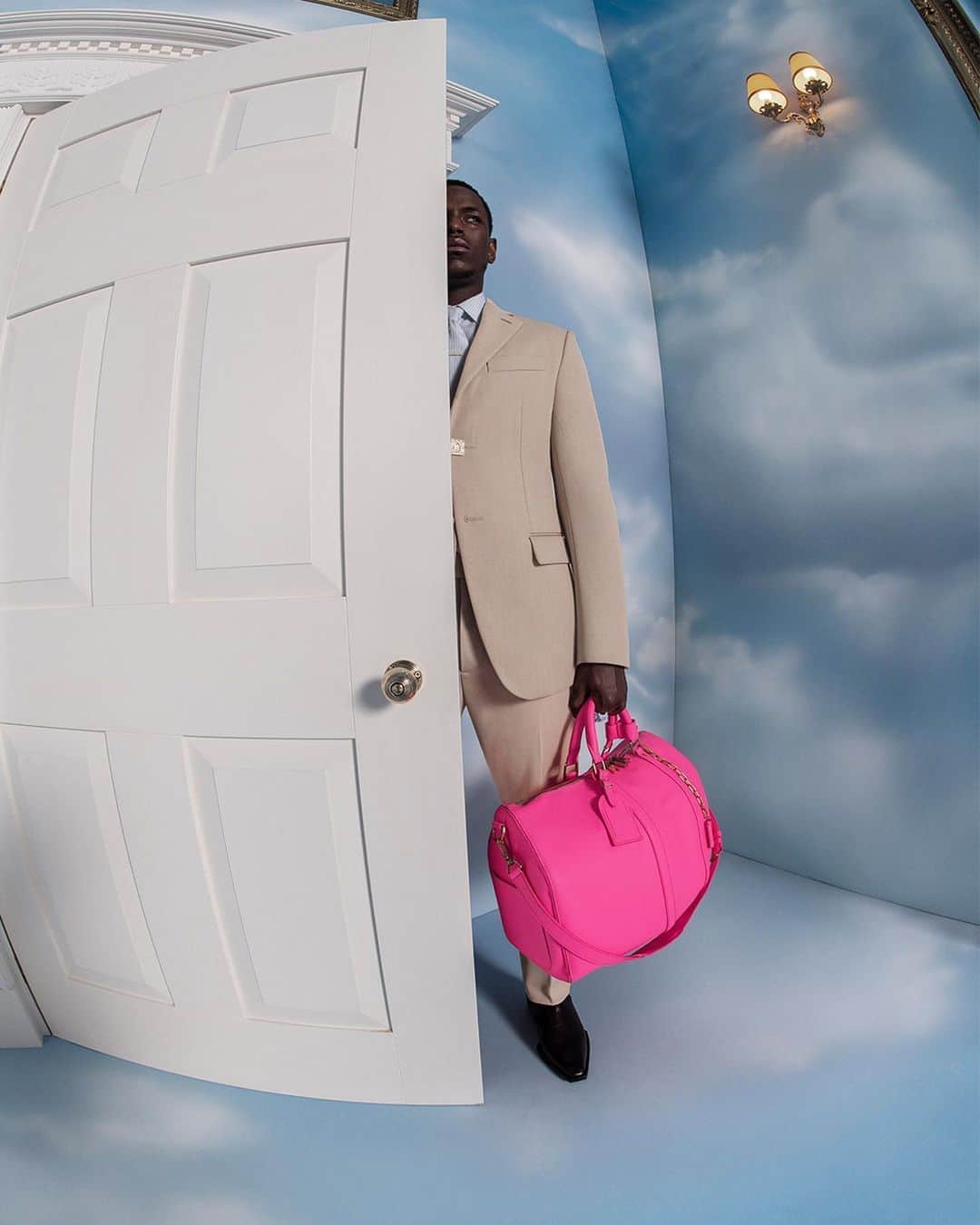 ルイ・ヴィトンさんのインスタグラム写真 - (ルイ・ヴィトンInstagram)「Overturning the status quo. For #LVMenFW20, @VirgilAbloh distorts classics such as a bright pink Keepall bag molded to contour the body. Find the latest #LouisVuitton Men’s Collection in stores and via link in bio.」9月11日 18時02分 - louisvuitton
