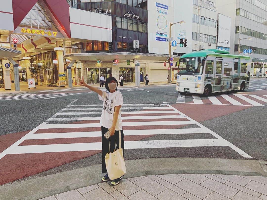 Negiccoのインスタグラム：「新潟でネギバスに遭遇したら、﻿ 撮ってしまいがち。﻿ でも毎回ピントが合わない。﻿ タイミング合わない！ ﻿ #ネギフェス﻿ #Negicco﻿ #Megu」
