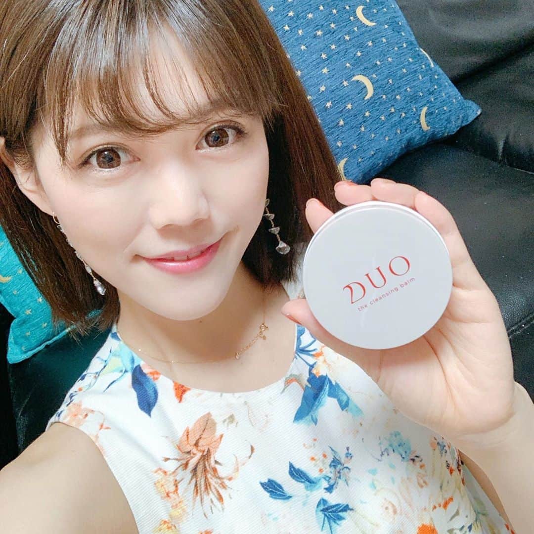 上坂由莉のインスタグラム：「﻿ ﻿ こんばんは😁﻿ 今日はコスメレビュー投稿💄✨﻿ 使用感やビフォーアフターもあるので是非最後まで見てね👆🎥﻿ ﻿ ﻿ 去年コスメイベントで出会ったDUO👩﻿ DUOといえばKinKi KidsのCMでも話題ですよね📺﻿ 販売個数1000万個突破したって❗️すごっ💥﻿ 肌温度でバームがとろける感じが﻿ 気持ちよくてやみつきになったんです🌿﻿ 洗顔として使えるし毛穴が気になる男性にもオススメ👆﻿ ﻿ ﻿ DUOの特徴といえば…⭐️﻿ ☑︎ ダブル洗顔不要﻿ ☑︎ 固形状のバームクレンジング﻿ ☑︎ 毛穴のケアができる﻿ ☑︎ 毛穴の黒ずみケア﻿ ☑︎ クレンジング後もしっとり潤いが残る﻿ ﻿ ﻿ 手の甲に口紅、ブラックのアイライン﻿ ブラウンのアイラインをのせてみました💄(5.6枚目)﻿ バームをのせた時はまだ固形なんですが﻿ クルクルしていくと肌の温度でじんわりと溶けて﻿ メイクと馴染んでいきます👆(7枚目)﻿ ﻿ ﻿ オフしてお湯で流した結果は8枚目📸﻿ リップはすぐに馴染んで落ちましたが﻿ ブラウンのリキッドアイライナーはうっすら残った感じ💦﻿ ﻿ ﻿ 続いていつも使ってるクッションファンデでお試し⭐️(9枚目)﻿ こちらはスルスルと馴染んですぐに落ちました🙆‍♀️﻿ ﻿ ﻿ ファンデやリップはスルッと落ちますが﻿ 濃いアイメイク等はポイントオフが必須ですね👁﻿ お肌のつっぱりは全くなくしっとりとした洗い上がりで﻿ 乾燥が気になる方や小鼻ケアにオススメなアイテム🙆‍♀️﻿ ﻿ ﻿ この1週間のお試しサイズは先着1000名、しかも500円🤭👛﻿ お試しは定期登録されないし気軽に試せるよ🌿﻿ 定期購入は初回半額らしいけど、コスパはこっちのがいいかな✨﻿ どう考えても1週間以上使えるし🙊❗️お試しにはいい❤️﻿ 7月は売り切れてて入荷待ちで、私は8月末に届いたの📦﻿ いつまでワンコインかわからないけど気になる方は﻿ きっと早めの方がいいかな💦﻿ @yuri_yoga.727 のハイライトリンクから﻿ 購入できるし載せておくね🙆‍♀️﻿ ﻿ ﻿ 最近コスメレポや写真撮るの好きになってきてる←﻿ ちょっとした趣味やわ😚💓﻿ またちょこちょこ好きなものレポしていきます❣️﻿ ﻿ ﻿ #DUOコスメ #デュオ #クレンジングバームデュオ﻿ #固形バーム #コスメ #PR #美肌ケア #毛穴さよなら﻿」