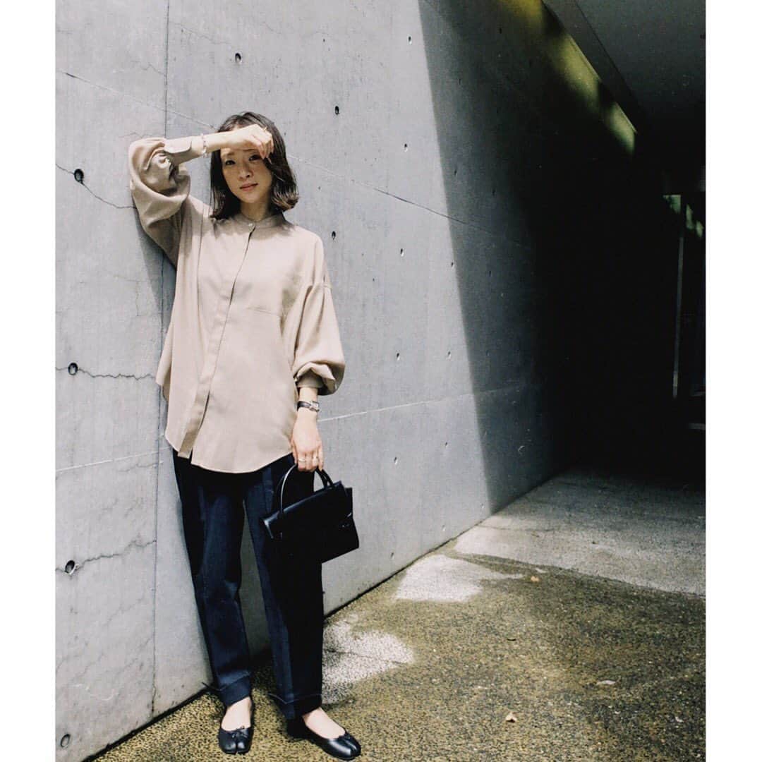 野尻美穂のインスタグラム：「最近大きいバッグで出かけてるから自分用の小さいバッグも新調しました🙂 クラシックな感じがかわいい〜👌 シャツとも相性良し😌  #bigotre  #wai_ships  #rito #maisonmargiela」