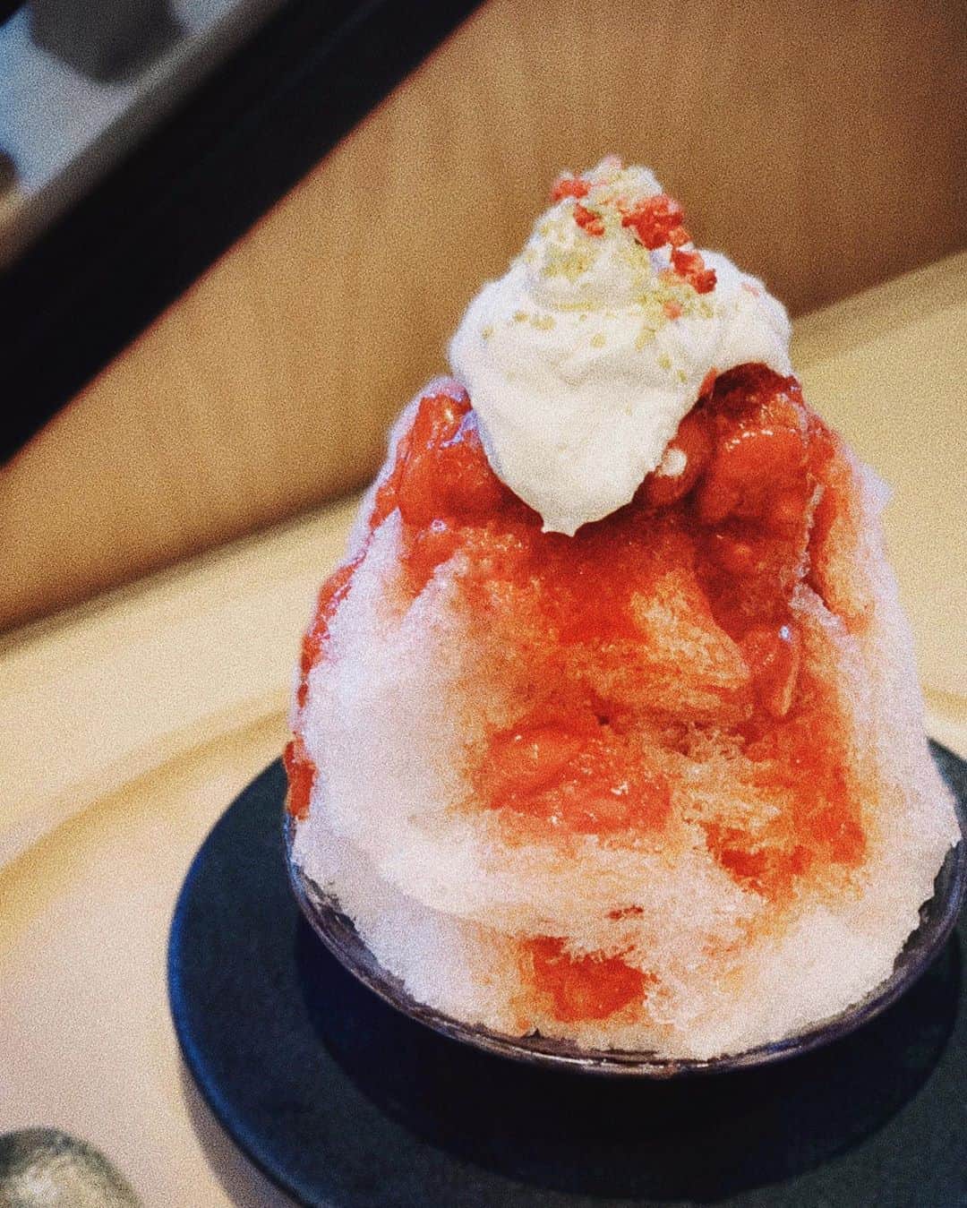 猪鼻ちひろのインスタグラム：「🍧😋 夏の終わりはなんだか切ない気持ちになるなぁーーー！ #かき氷 #渋谷カフェ #神楽坂カフェ #ちひろのごはん #店内も涼しくて #身体冷えて震えが止まらなくなった笑 #歯がカタカタしてた #熱湯3杯飲みながら完食🤣」