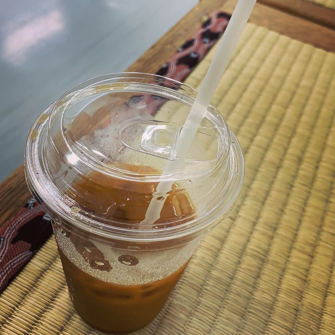 miyakeのインスタグラム：「熊本でのお仕事も終わり、これから東京に帰ります〜！！滞在時間約24時間くらいやないか…。そしてほっとひと息、セブンのコーヒーを飲んでるんだけど…。  う〜ん…アイスコーヒーのこのフタ…いつ廃止するんだろうか？と…結構な頻度で思う…w お店では、「ストロー無しでも飲めるフタを遂に開発！」みたいな…見よ！この画期的なフタ！みたいな…勢いで、打ち出してるけど…ストロー無しで飲んでる人…ほぼ見たことない…。 そして、俺も試みたことあるけど…。カップを傾けると…飲み口に氷が挟まって.非常に飲みづらい…。というか…ラムネのビー玉状態で、序盤は確実に口に注がれてこない…w なんじゃ…この考えられてないフタ！と…それ以来やめたハムニダ。  ストローの消費を減らしたいんだろうけど…そのせいで、コーヒーのストローが置かれてた場所からストローが消え(店舗によっては置いてくれてるとこもある)そこに置いてなかったら、毎回…レジに舞い戻り、ストローください。とお願いする二度手間の始末…。  これ…辞めた方が良いような気がするんだけど…。なかなか辞めてくれないw セブンのコーヒー、よく飲む人達…これは…俺だけが感じてることなのかなぁ？？  #セブンコーヒー #アイスコーヒーのフタ #ストローはせめて置いて？ #愚痴ってしまった #お客様の声 #このフタ駆使してる人いる？ #ストロー無しで飲んでる人見たことない #熊本空港 #お疲れ様でした #これから帰る」