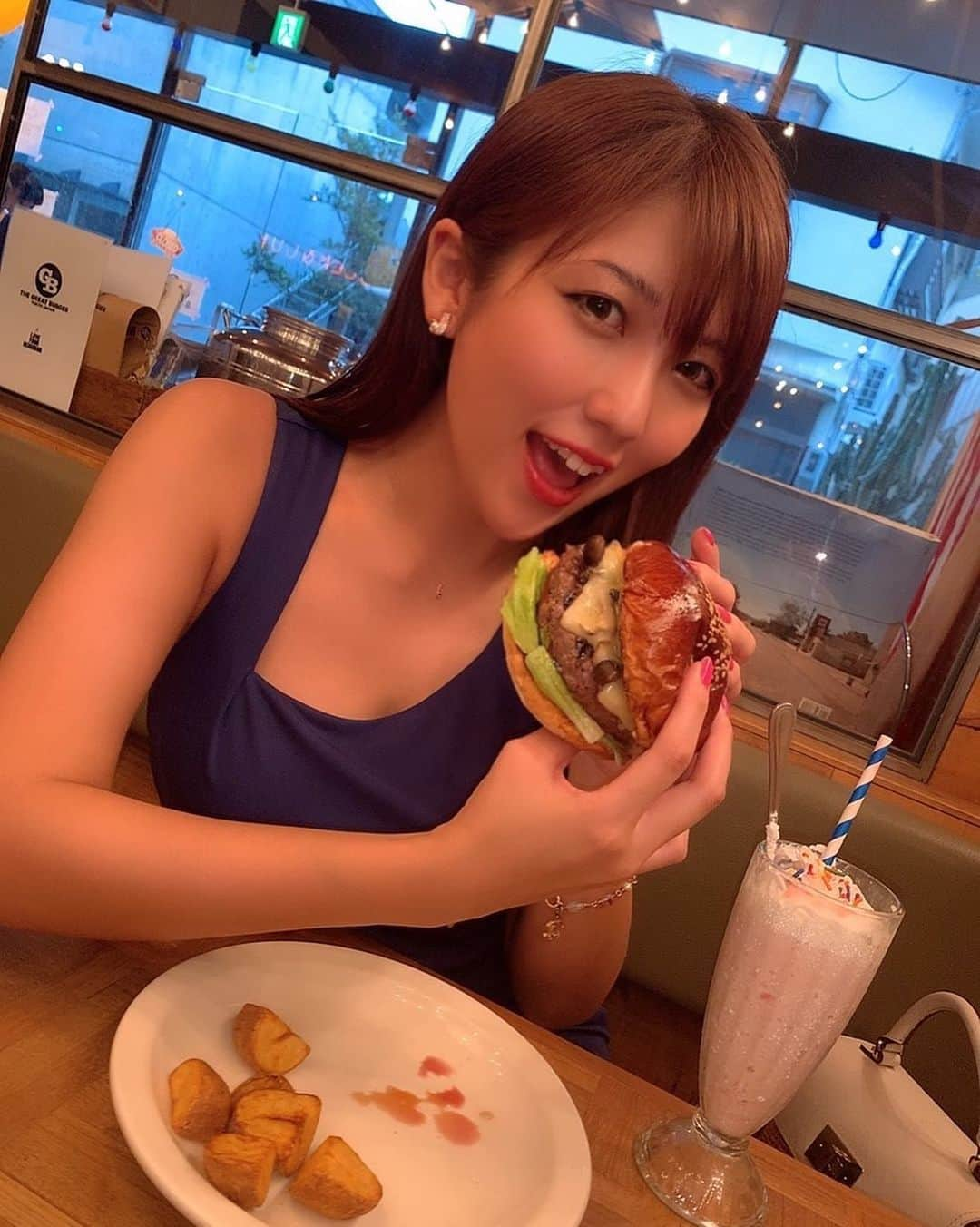 神谷麻美さんのインスタグラム写真 - (神谷麻美Instagram)「メイちゃんと #thegreatburger で ハンバーガー食べたよ🍔❣️✨ シェイクも可愛い🍹💕💕 #表参道ランチ #原宿ランチ   #東京ハンバーガー」9月11日 23時37分 - asamice428