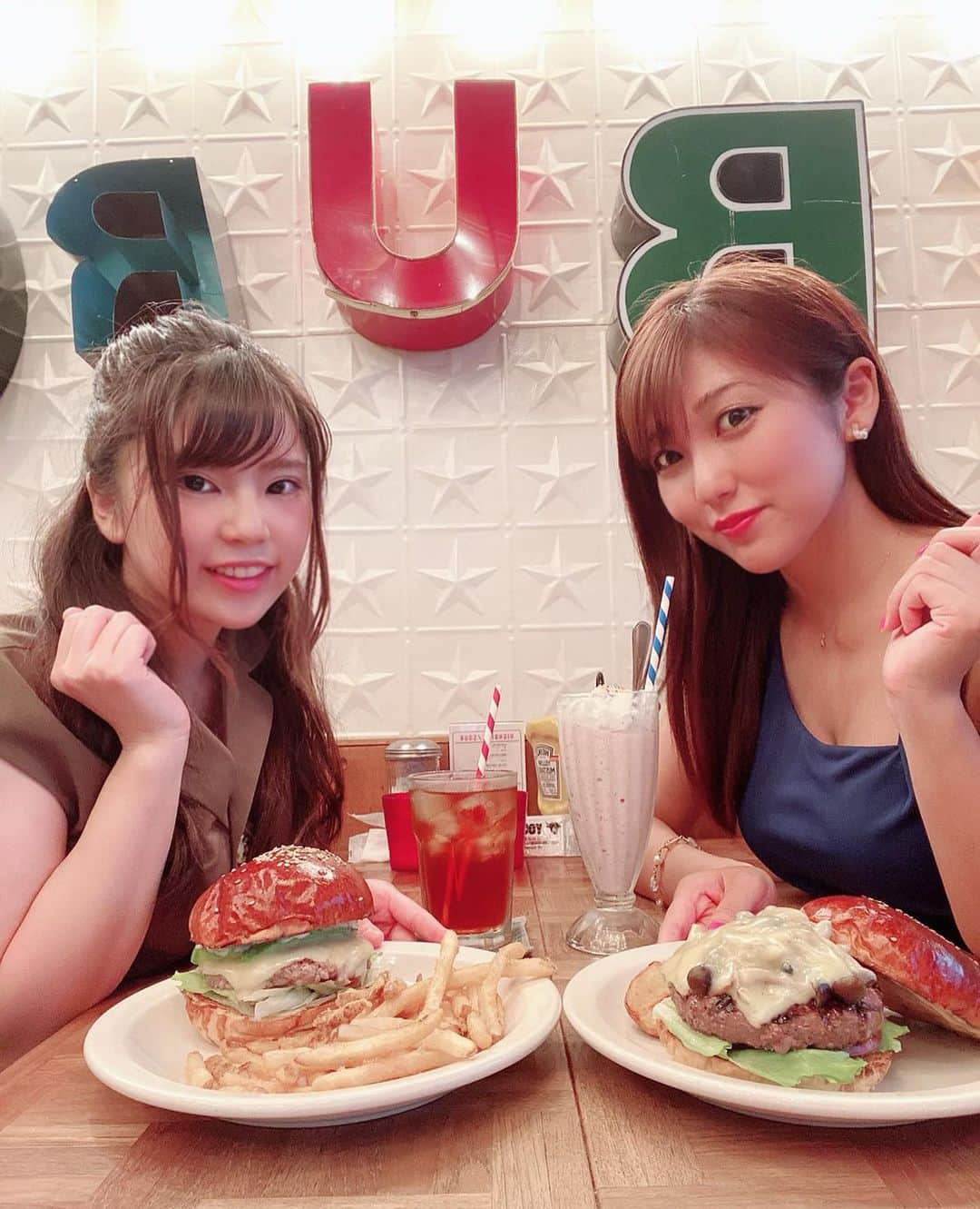 神谷麻美さんのインスタグラム写真 - (神谷麻美Instagram)「メイちゃんと #thegreatburger で ハンバーガー食べたよ🍔❣️✨ シェイクも可愛い🍹💕💕 #表参道ランチ #原宿ランチ   #東京ハンバーガー」9月11日 23時37分 - asamice428