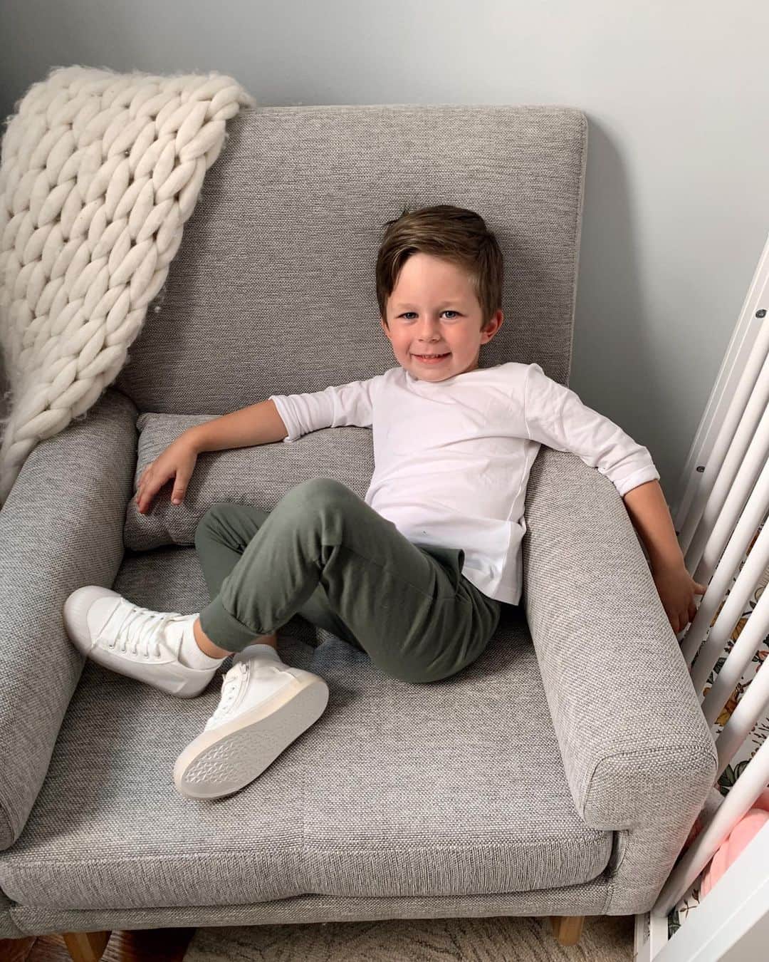 Helena Glazer Hodneさんのインスタグラム写真 - (Helena Glazer HodneInstagram)「Trying on our new closet additions. Nate's gotten to the point where he's actually excited about new clothes! Sasha is just along for the ride☺️Everything via @hm. #HMLeague #HMxMe #ad」9月11日 23時40分 - brooklynblonde1