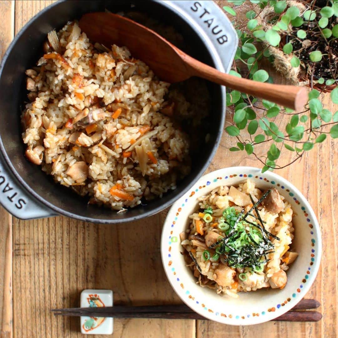 Atsukoのインスタグラム：「今日の晩御飯は鶏五目ご飯！レシピあります❤ ･ うちのストウブは2合炊きなので、今日は炊飯器で3合炊いたんだけど。 やはり絵的にはストレス🤣 撮るために移しましたよ😂😂 ･ ･ 鶏五目ご飯、レシピあります！ 今日は蒟蒻買い忘れてので入れてませんが、入れたレシピになってます😋 ･ ･  五目ご飯(3合)  ★材料 出汁 300～350ml  ★合わせ調味料★ 醤油 大さじ3 砂糖 大さじ1/2 みりん 大さじ1と1/2 酒 大さじ1と1/2  出汁 200ml  牛蒡1本 人参 1/2本 蒟蒻 1/3個 シメジ  1/2パック 舞茸  1パック 鶏肉 1/2枚  お好みで青ネギと刻み海苔トッピングで✨  1.出汁は出汁パックでとっておき、冷ましておく。米は洗いザルにあけておく。  2.ごぼうはささがき、人参は長さ2～3cmの細切り、鶏肉は小さめに切る。  3.しめじは根元を切り落としてから手でさいておく。舞茸も手でさいておく。  4.こんにゃくは湯通ししたあと、人参と同じくらいに切っておく。  5.フライパンにごま油小さじ2を入れ、鶏肉を炒める。少し色が変わったらほかの具材も入れ更に炒める。  6.野菜がしんなりしたら、合わせ調味料と出汁をいれ、しばし煮る。  7.ある程度火が入ったら火を止め、ボウルを下にセットしたザルにあけ、煮汁と具材を分ける。煮汁を冷ます。  8.炊飯器に米を入れ煮汁をくわえ、3合のところまで出汁を入れる。出汁が足りない場合は水を足す。  9.最後に具材をのせ、炊飯器のスイッチを押せば出来上がり！  10.お鍋で炊く場合   水切りした米をお鍋にいれ、煮汁に出汁(たりない場合は水)を足し、540mlを加える。 ここで30分位おく。 具材をのせる前に米をひとかき混ぜしてから、 その上に水気を切った具材をのせる。  蓋をせずに中火にかけ、お鍋のフチがグツグツ泡立ってきたら2,3分そのまま。 蓋をして弱火にし、10分炊く。 その後10分蒸らしたら出来上がり。」