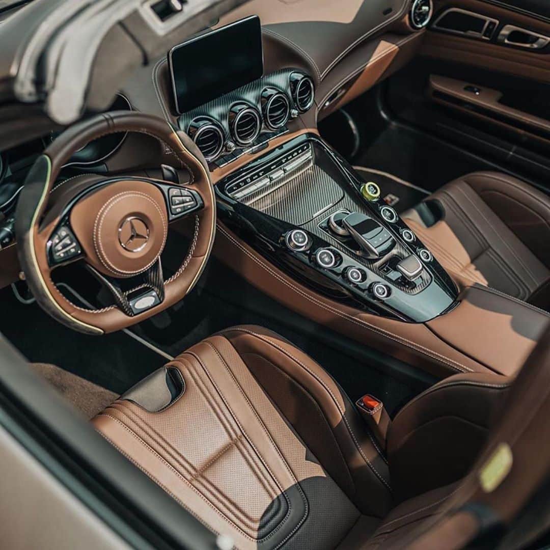 WATCHMANIAさんのインスタグラム写真 - (WATCHMANIAInstagram)「Which interior works for you? Aston Martin Victor or Brabus AMG GT?」9月11日 18時19分 - watchmania