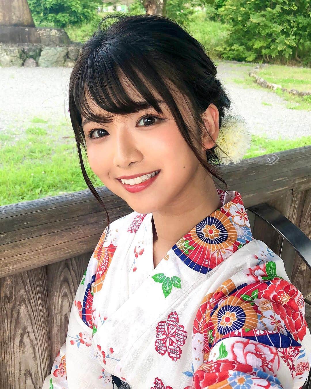 山本ゆうかのインスタグラム：「.﻿ ﻿ ﻿ ﻿ おでこのニキビの存在感( ˙꒳​˙ᐢ )﻿ ﻿ ﻿ 電車並んでたら足にお酒かけられてしまい悲しいなう( ˙꒳​˙ᐢ )﻿ ﻿ ﻿ 無意識にその人の事をチラチラみてしまって﻿ 「うわ〜、俺見られてる〜」とか思ってるかもしれないと思うと、なんか申し訳ないな←﻿ 見るのやめます()﻿ ﻿ ﻿ ﻿ ﻿ ﻿ #浴衣 #浴衣白 #浴衣ヘアアレンジ #浴衣メイク #手毬柄 #嵐山 #京都観光 #黒髪ロング #夏の思い出 #笑顔 #くしゃ顔 #たぬき顔  #portrait #ポートレート #撮影会モデル #ポートレートモデル  #関西サロモ #被写体 #ポートレートしま専科  #キリトリセカイ #スクリーンに恋して #カメラマンさんと繋がりたい  #portraitphotography #good_portraits_world  #instagood #instaportrait #lovers_nippon  #イチナナライブ #17live」