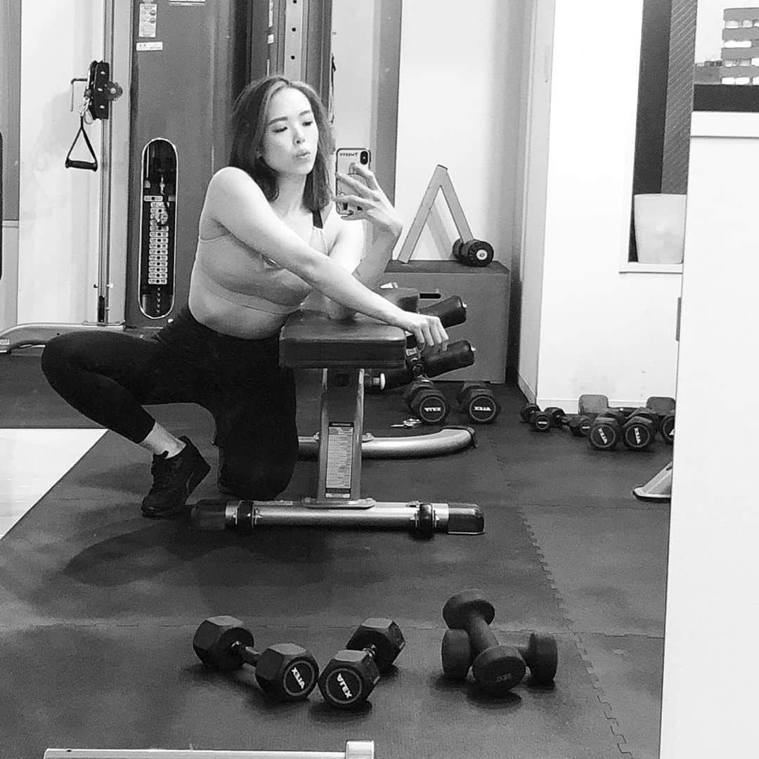 川戸沙羅のインスタグラム：「数回じゃ変化もないし楽しさに気付けなくても、積み重ねて変化を感じてどんどんハマって行くのが筋トレ💪🏽✨  下半身も強くなり、上半身も少しずつ変化が出て、去年よりも良くなってるとコーチに褒めて貰えた✨  積み重ねれば必ず変化する🧙‍♀️🌟  一歩一歩👣  #fitnessbikini  #fitness  #workout #workoutmotivation  #筋トレ #筋トレ女子 #フィットネスビキニ  #フィットネス #美脚トレーニング #美尻トレーニング #パーソナルトレーニング」