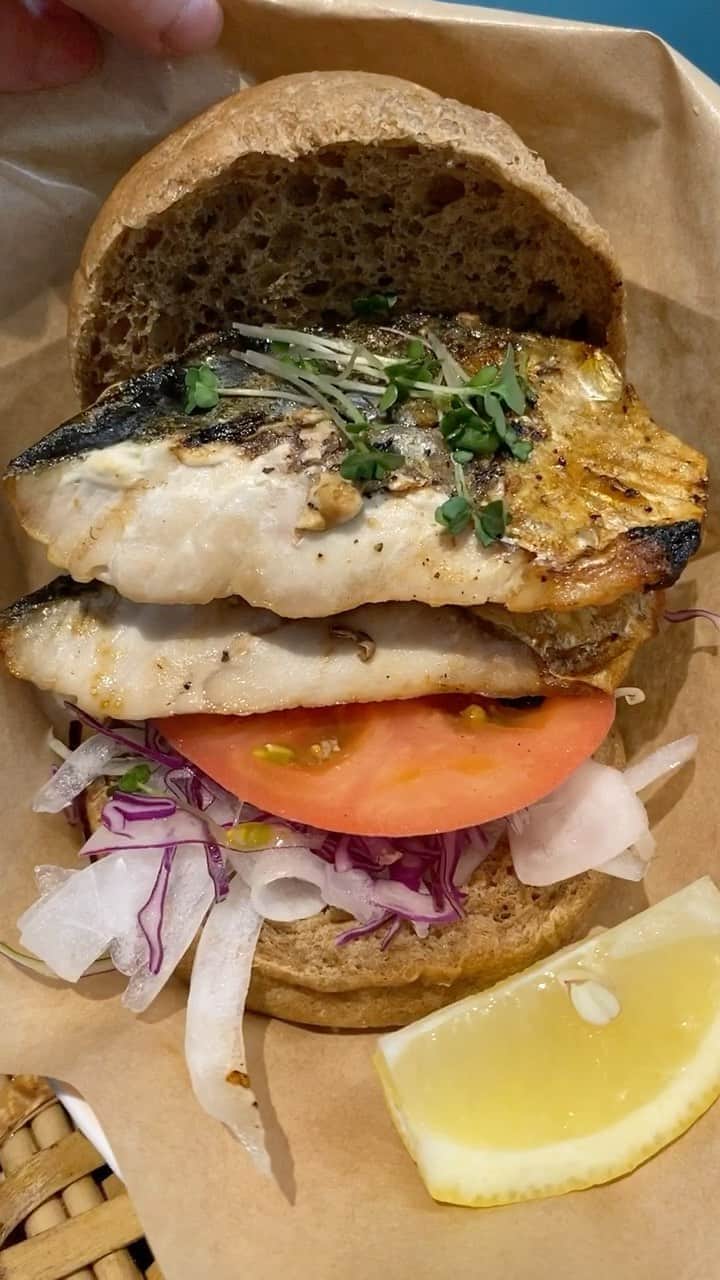 のインスタグラム：「鯖バーガーW‼️  健康的になれる気しかしない⭐️  新宿 大久保にあるMKCAFEにて 食べられます♪  #鯖バーガー #美味しいもの #鯖 #MKCAFE  #グルメ女子 #新宿カフェ #玄米粉 #ハンバーガー」