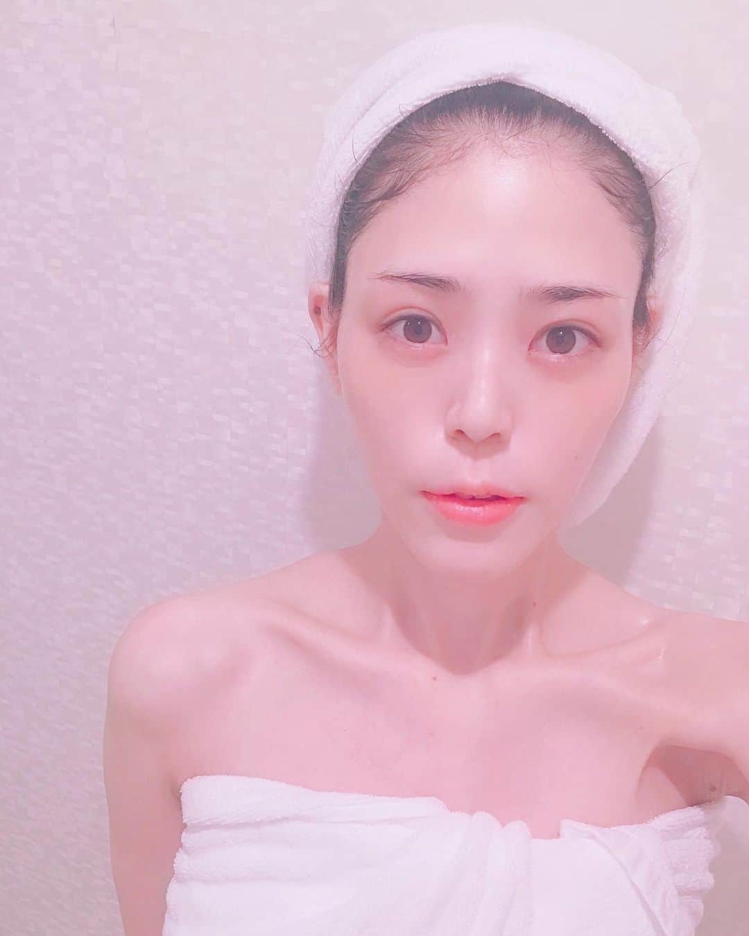 のインスタグラム：「#事故物件恐い間取り 見ました😞💦 映画館でホラー映画なんて😰💦でも話題だし夏だし笑 見たけど、やっぱり予想以上に怖かったぁ..  あれはホラーの怖さレベルどのくらい何ですか？ 充分怖すぎて今でも普通に眠れないです...おっふ😞😞😞💔オバケも怖いけど、人間も怖かった.... 見た人感想聞かせてください👋(´༎ຶོρ༎ຶོ`👂)  そしてまたまた#エステ へ💄✨ 今回もフェイシャルやっていただきました‼️戻りが早い！とガッカリされちゃぃました😂💦 老廃物が溜まりやすいの、治したいのになぁ...（三枚目は左before右after）  最後はお姉が送ってくれた、実家のワンちゃん🐶💕ヤギと闘ってるですか？❤️ お尻がキュンカワ😭😭 ワンちゃん大好き💕🐶お尻癒される（何度も言っちゃう💋）  #ホラー映画 #夏 #事故物件 #エステサロン #美容 #美活 #脚痩せ #痩せたい #犬 #動画 #フォローミー #love #followｍe #follow #summer #beauty #beautiful #movie #dogstagram #dog #movies #クレヨンしんちゃんの映画 みたい...」