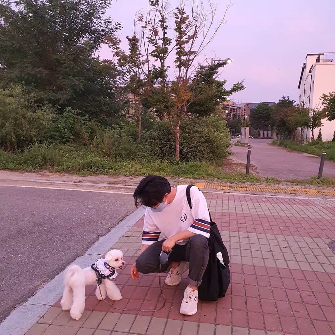 パク・ソングァンのインスタグラム：「## #산책🏡🎶   여름 어디갔어?  벌써 가을?🤔  올여름에 한게 없네😂  사진은 역시 이솔이ㅋㅋㅋ  @s5llala」