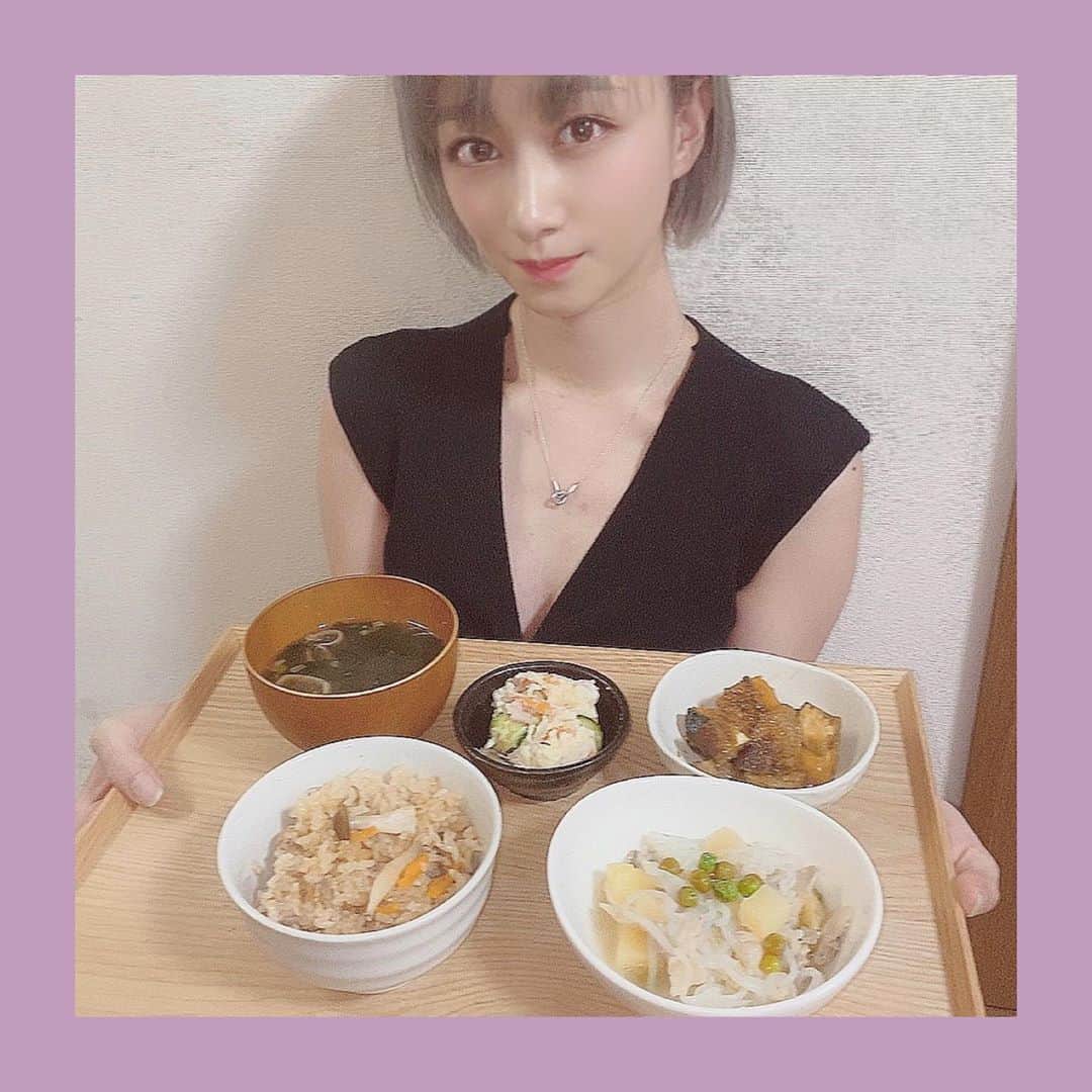 福島雪菜のインスタグラム：「ʚ✞ɞ * * 今日の晩ごはん( ˶˙ᵕ˙˶ ) * ✧ツナとしめじの炊き込みご飯 ✧塩肉じゃが ✧夏野菜と鶏肉の揚げ浸し ✧ポテトサラダ ✧お味噌汁 * * #手料理❤️ #おうちごはん」
