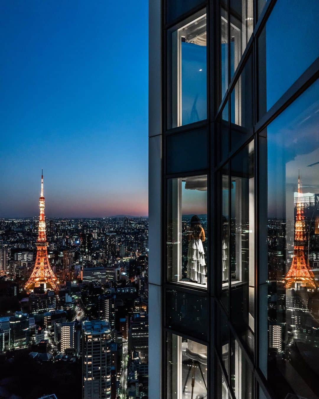 のインスタグラム：「Reflections of Tokyo Tower, shining as brightly as ever 🌟🗼  📸 @robertmichaelpoole with @marcy_yu   #happyfriday #tokyotower #東京タワー #tokyobynight #staycation #ステイケーション」