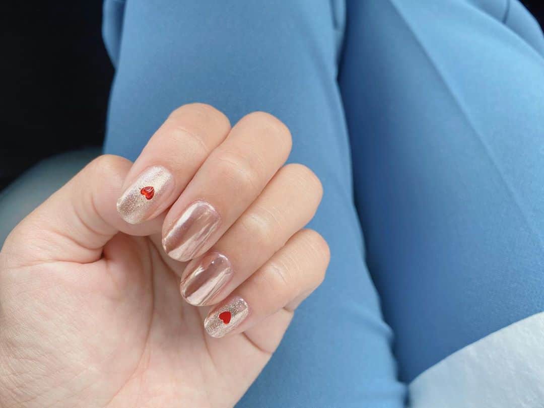 福長優のインスタグラム：「♡  ９月なのに毎日暑くて 夏っぽいnailしちゃった☀︎  #nail#ネイル#セルフジェルネイル  #ミラーネイル #💅#♡」