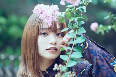 足立佳奈のインスタグラム：「ラブソングを今だから歌いたい。って思って今回の新曲つくったんだ☺︎☺︎  ナタリーさんの記事、最後まで読んでくれると嬉しいなぁ。  #朝になったら削除します」