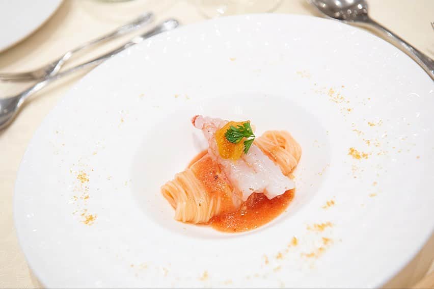 カノビアーノ福岡さんのインスタグラム写真 - (カノビアーノ福岡Instagram)「お料理にこだわる結婚式💍 . こちらのお写真は カノビアーノのスペシャリテ 「薩摩鷹海老とフルーツトマトの冷製カッペリーニ」 . スマイルでも、とっても人気の一品！ . 結婚式でのお料理は お二人からゲストのみなさまへの 大切な「 #おもてなし 」 . お祝いに来てくれたゲストの方を とびっきり美味しいお料理でお迎えしませんか？ . カノビアーノ福岡のお料理なら 満足していただけること間違いなし！ . お二人らしい食材や ゲストお一人ずつに合わせた特別なメニューで 大切な1日を彩ります✨ . . instagramだけでなく、 HPでも、カノビアーノウエディングを ご紹介しております。 . 是非ご覧くださいませ👀 . #ウェディング #結婚式場探し #人前式 #キリスト式 #2020秋婚 #プレ花嫁 #福岡結婚式場 #天神 #大名 #プレ花嫁準備 #プレ花嫁さんと繋がりたい #カノビアーノ福岡 #結婚式準備 #福岡花嫁 #卒花嫁 #dearswedding #結婚式写真 #ゲストハウスウェディング #ブライダルフェア #貸切ウェディング#披露宴会場#結婚式　#会場コーディネート　#家族婚 #レストランウェディング #少人数結婚式 #少人数ウェディング #料理好きな人と繋がりたい #結婚式料理」9月11日 18時42分 - canoviano_wedding