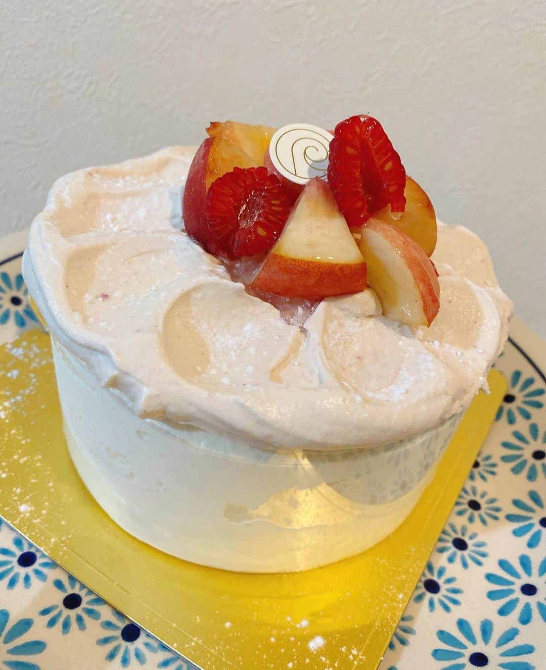赤間有華のインスタグラム：「桃のケーキ🍑💓 。 フワフワ軽いスポンジ、とろけるクリーム、たくさんの桃...🤤⭐️気づいたらなくなっちゃった～！ 。 #ケーキ#スイーツ#ショートケーキ#甘党#桃#ピーチ#peach #cake」