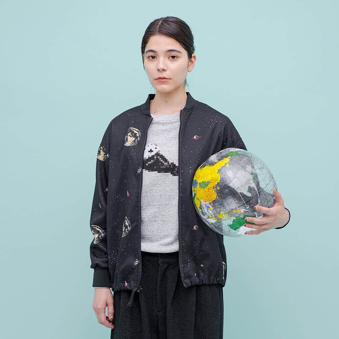 marbleSUD(マーブルシュッド) のインスタグラム：「この夏、爆発的な人気となった「Universal Dot」が装いを新たに秋冬仕様になって再登場！ほのかな光沢感のある「ダンボールニット」生地で仕立てられた新バージョンは、より宇宙らしい表情に。リブの効いたメンズライクなブルゾンはLOOK BOOKにも掲載。お問い合わせを多くいただいている注目アイテムです！」