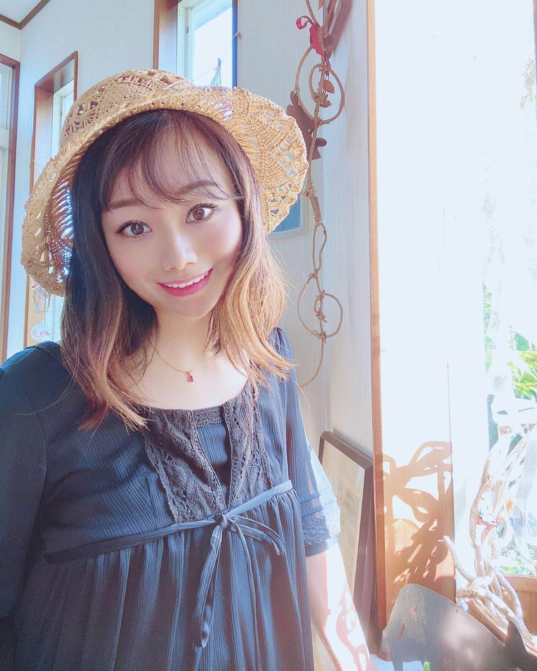 のインスタグラム：「．  Favorite cosmetics  ． 新たにリリースされたコスメブランド  melemの第一弾商品🙌 化粧下地"BEAUTRIC"を早速お試し💓  こちら、今までありそうでなかった １本２役の化粧下地なんです♡ 　 @official_melem  韓国で人気の”シカクリーム”の主成分 "ツボクサエキス"による肌再生効果と 化粧下地としてのコントロールカラーを 同時に実現してくれるよ😌👏  使い続けると、シミ、シワ、くすみなどを 色と光でカバーしながら、メイク中も ニキビなどの肌トラブルを優しくケアして くれるますよー(੭ु ˃̶͈̀ ω ˂̶͈́)੭ु⁾⁾  テクスチャーが良くて、化粧下地としての カバー力も保湿力もあるのがお気に入り❤️  トーンアップ効果もあるので 毎日のメイクが楽しくなりました♡  シカクリームも気になってたし こういうの今までなかったから 嬉しいな😍✨  ちなみに、産院にももちろん 持ってきたよ〜♡  ． #BEAUTRIC #ビュートリック #melem #ミレム #pr #化粧下地 #コントロールカラー #トーンアップ #トーンアップ クリーム#シカクリーム #シカ #ベースメイク #ニキビケア #スキンケア #肌質改善 #大人ニキビ #ママメイク #時短メイク #トーンアップ下地 #メイク好きな人と繋がりたい #いいね返し #美容好きな人と繋がりたい #プチプラ部 #美白効果 #おこもり美容 #コスメレビュー #コスメマニア #ツヤ肌 #ツヤ肌ベースメイク #ツヤ肌メイク」