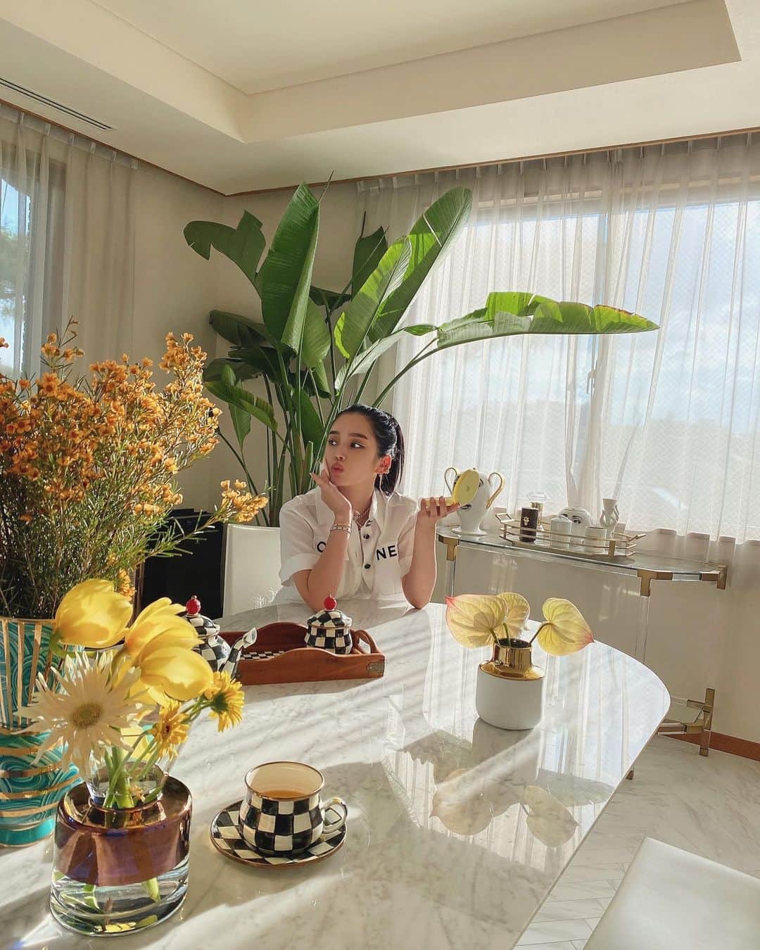 megbabyのインスタグラム：「☀️💛🌼太陽がたくさん入っておうちでだいすきな場所🏡 ・ 朝起きたら洗顔後、すぐにサンクッションぬりぬり✨おうちの中でも紫外線はたくさん入るから忘れずにね☺️ ・ 昨日のインスタライブ見てくれたかな☺️ 今月24日は　@megood__beauty 1周年😭👏🏻 ライブでも話したけどたくさんイベント用意してるから楽しみにしててください🥺✨かなり盛りだくさんなの🥺✨✨ 4枚めにちらっと1周年記念の限定セット👝載せてるよ💛 まだまだあるよ㊙️🤫」