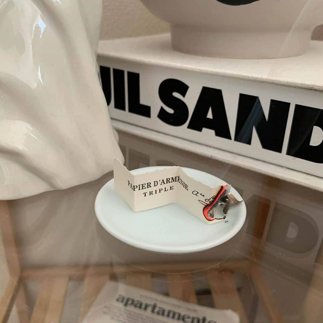 Alisaのインスタグラム：「Papier d’Arménie💭  ルームフレグランスのかわりに ペーパータイプのお香を  一番好みなのは"TRADITION" 主張しすぎないクラシックな香り  燃えていく様子を見ると とても心が落ち着く🌿  #papierdarmenie#insence」