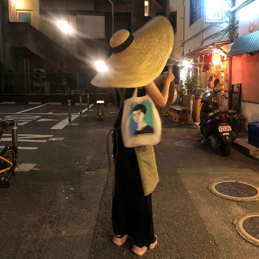 中上真亜子さんのインスタグラム写真 - (中上真亜子Instagram)「この夏のお気に入り帽子 #西本さんが被ったら元気なさそうに見えるのなんで （ちなみに私服の上からお気に入りのエプロンしてるよ）」9月11日 18時51分 - maako_nakagami