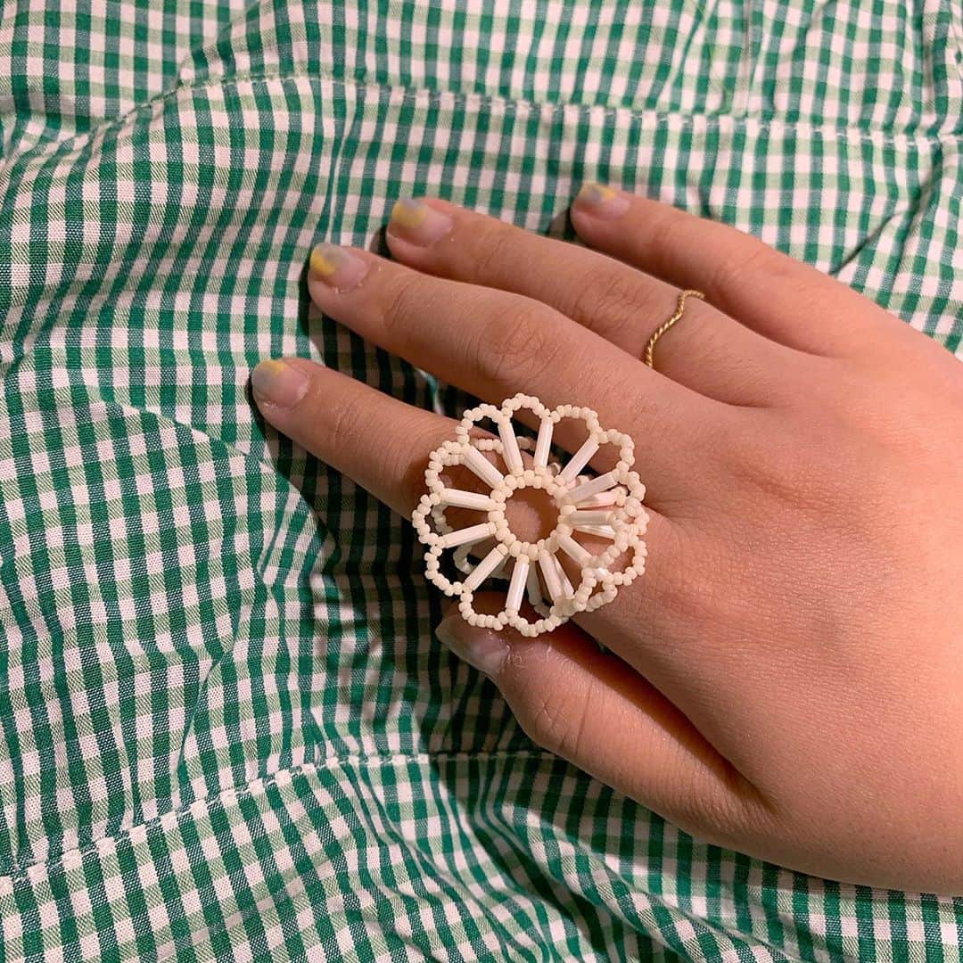 HONOKAのインスタグラム：「.〻  わたしの手には いつもお花が咲いてます💐  繊細できれいなかわいいお花。 お気に入り。」