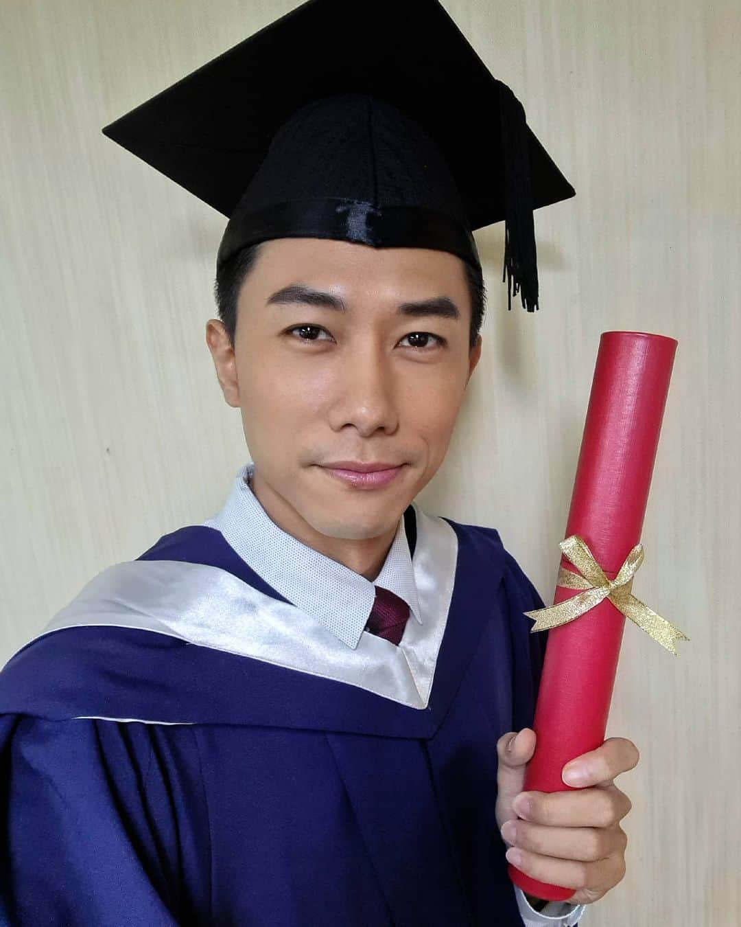のインスタグラム：「Yay, I graduated (again)! Decked up like that for props photo today. I think I pulled off QUITE well as an university student, right?!! 为了道具照扮成大学生，还行吗? 😁  #CTRL #操控」