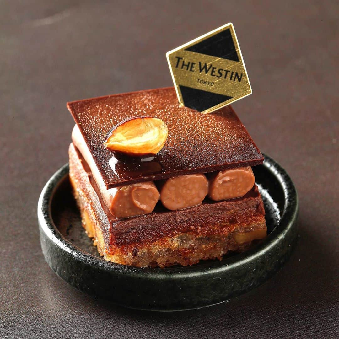 THE WESTIN TOKYO | ウェスティンホテル東京さんのインスタグラム写真 - (THE WESTIN TOKYO | ウェスティンホテル東京Instagram)「チョコレートの芳醇で奥深い魅力を、極上のデザートで心ゆくまでお楽しみになりませんか？ 「ザ・テラス」では10月と11月、「チョコレートデザートブッフェ」を平日限定で開催🍫 濃厚なチョコレートケーキやラム酒が香るタルトなど、1か月ごとにメニューを変え、合計約50種類のこだわり尽くしたチョコレートデザートの数々をご披露します✨ 甘いカカオの香りに酔いしれる極上のひとときをご堪能ください。 衛生管理を強化してお待ちしております。 詳細はこちらのリンクより🔗  Calling all chocolate lovers - treat yourself to an irresistible lineup of chocolate desserts in our “Chocolate Dessert Buffet” starting from October 1 at The Terrace🍫 From classic baked delights to dainty sweets served in glasses, experience the full breadth of chocolate wonders this autumn✨ Reserve now via our bio link before they get filled up🔗  #ウェスティンホテル東京 #ウェスティン東京 #ホテル #東京 #恵比寿  #チョコレート #チョコレートケーキ #デザート #デザートブッフェ #アフタヌーンティー #スイーツ #グルメ #チョコ #チョコケーキ #WestinTokyo #westinhotel #thewestintokyo #westin #hotel #tokyo #ebisu #afternoontea #chocolate #chocolatecake #dessert #cake #dessertbuffet #sweets」9月11日 18時57分 - westintokyo