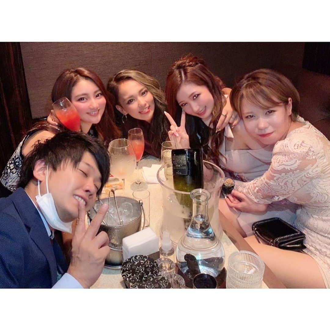 桜庭えれなのインスタグラム：「・ 昨日はまぁちゃんが来てくれて ドンペリ入れてくれたの😭男前🥺 本当にありがとうだし楽しすぎたっ🤣💕💕 ・ ・  #北海道#札幌#すすきの#北新地#歌舞伎町#六本木#シャチグループ#キャバ嬢#キャバクラ#ニュークラブ#ドンペリ#clubleone#レオーネ#桜庭えれな#まぁちゃん#らぶ #instagood#insteadaily#instalike#instamood#instalove#instafollow#instapic#instaphoto#liks4likes#l４l#follw4follw」