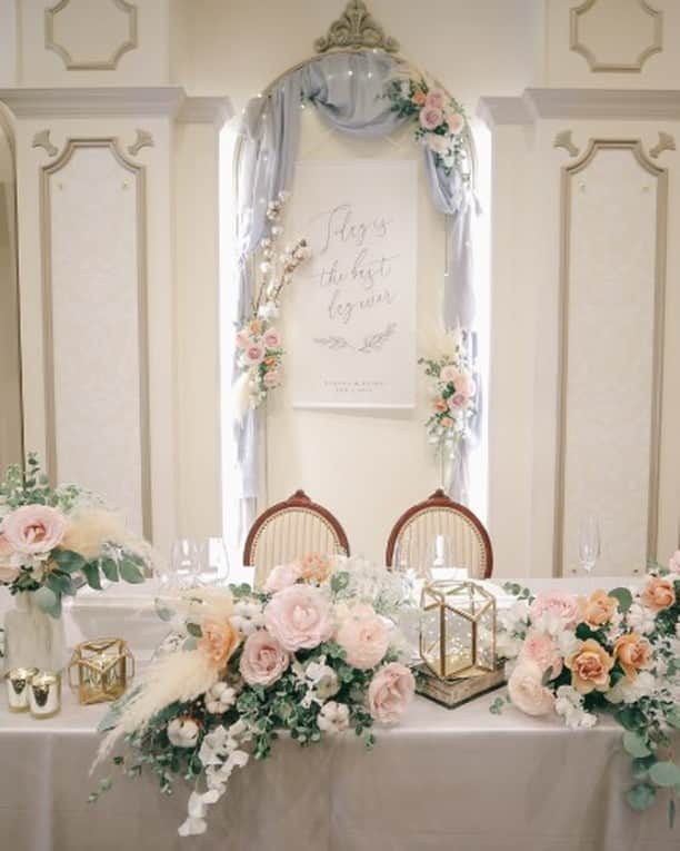 アニヴェルセル 白壁 公式さんのインスタグラム写真 - (アニヴェルセル 白壁 公式Instagram)「* 『メインテーブルの背景にもこだわりを💓』 * おふたりが一番長く座っているメインテーブルは、ご結婚式当日のお写真にたくさん残る場所…💡 * メインテーブルの装花やコーディネートと一緒に、背景にもこだわってみてはいかがでしょうか♡ * おふたりのお席の後ろにグリーンやお花、タペストリーを飾ることで、おふたりのお写真や会場の雰囲気に華やかさがプラスされますよ✨ * 特別な一日にぴったりな、おふたりらしいコーディネートを一緒に創りましょうね💓 * * * * *.゜｡:+*.゜｡:+*.゜｡:+*.゜｡:+*.゜⁣ 東海エリアを代表する⁣ 花嫁の美しさが輝くロイヤルブルーの大聖堂⛪⁣ ⁣ 「アニヴェルセル 白壁」⁣ ⁣ 花嫁のトレンドをおさえた⁣ 憧れウェディングを紹介していきます✨⁣ ⁣ ▼ご連絡はアカウントトップ（ @anniversaire_shirakabe ）にある【問い合わせ】の『電話する』『メール』より📞⁣ *.゜｡:+*.゜｡:+*.゜｡:+*.゜｡:+*.゜⁣ * * * * #アニ嫁 #アニスタグラム #アニヴェルセル #オリジナルウェディング #アニヴェルセル白壁 #結婚式場 #式場探し #式場見学 #愛知花嫁 #愛知プレ花嫁 #名古屋結婚式場 #名古屋花嫁 #名古屋プレ花嫁 #名古屋結婚式 #花嫁準備 #関西花嫁 #結婚式写真 #結婚写真 #名古屋ウェディング #愛知結婚式 #高砂コーディネート #ウェディングタペストリー #メインテーブル #テーブル装花 #メインテーブル装花 #高砂装花 #高砂装飾 #海外風ウェディング #ウェディングコーディネート #anista_coordinate」9月11日 19時00分 - anniversaire_shirakabe