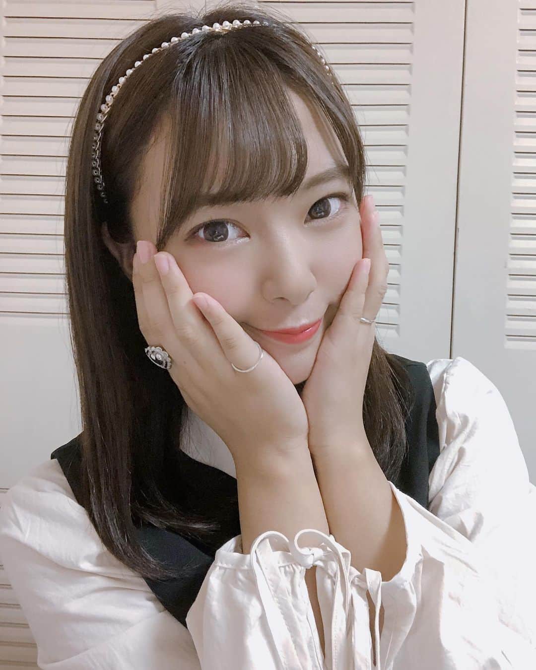 山田寿々のインスタグラム：「﻿ ﻿ 可愛いワンピース👗🖤🖤﻿ ﻿ 長袖の季節に近づいてきた…！！﻿ ﻿  ﻿ #17kg #イチナナキログラム #韓国ファッション #カチューシャ #指輪 #ring #💍」