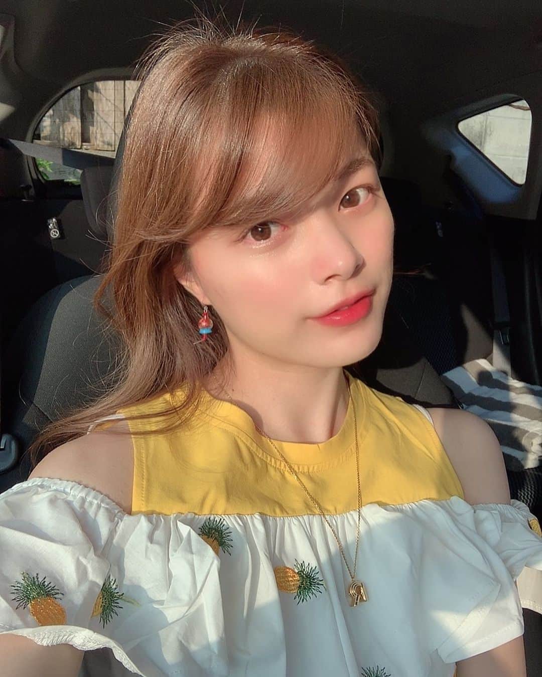 Laraのインスタグラム：「🍍💛🍍 . #太陽光盛れ狙ってる#盛れた？#selfies  #耳は風鈴を#夏感満載#これ小学生の時のピアス#好きな物はずっと好き#使いすぎ？笑#年に一回#いつもは浴衣の時 #風鈴#パイナップル#夏の風物詩  #さんぴん茶#샐카 #fashion #石垣島」