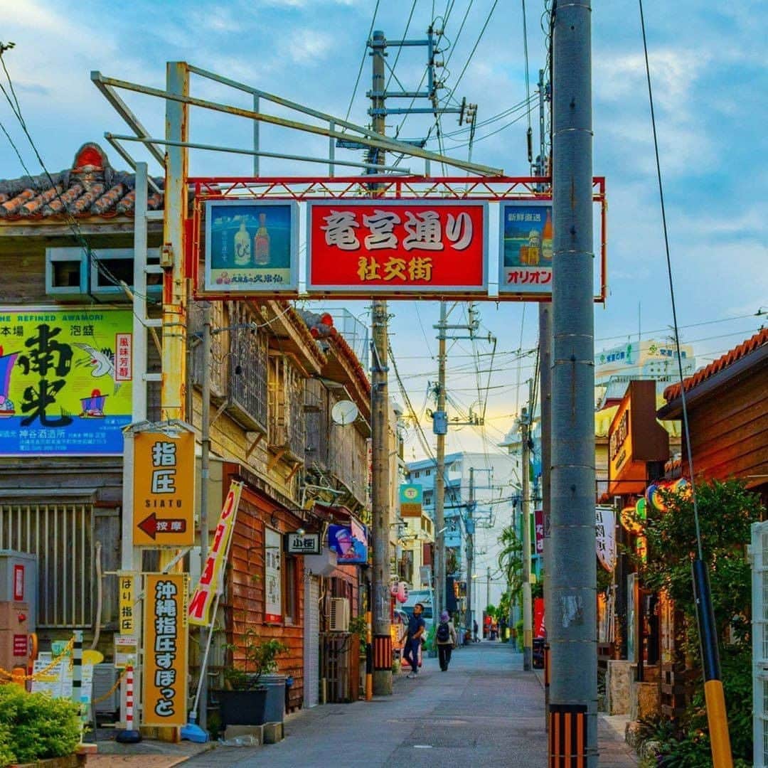 Be.okinawaさんのインスタグラム写真 - (Be.okinawaInstagram)「Step down into the side street of Kokusai Street, and you will encounter the retro-looking streetscape. Ryugu Street is where bars nestle up against one another and where you can enjoy tasty local liquor and good conversation.  📍: Ryugu Street, Naha City 📷: @ry.whatever　Thank you for the lovely picture!  We look forward to welcoming you when things settle down. Stay safe! #okinawaathome #staysafe  Tag your own photos from your past memories in Okinawa with #visitokinawa / #beokinawa to give us permission to repost!  #那覇市 #nahacity #酒 #awamori #kokusaistreet #streetview #streetphotography #japan #travelgram #instatravel #okinawa #doyoutravel #japan_of_insta #passportready #japantrip #traveldestination #okinawajapan #okinawatrip #沖縄 #沖繩 #오키나와 #旅行 #여행 #打卡 #여행스타그램」9月11日 19時00分 - visitokinawajapan