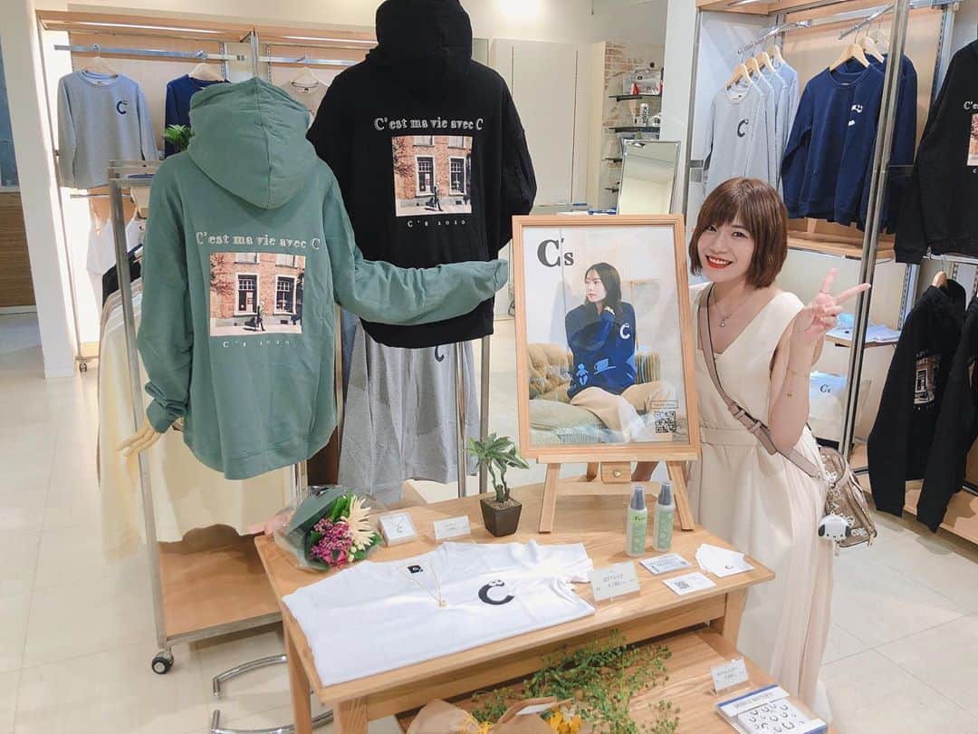 橘ひなたのインスタグラム：「💭🌻 私がSHOWROOM始めたての頃から仲良くしてくれてる知夏さんのアパレルブランド C's(シーズ)のポップアップストアが開催中なのでお邪魔してきました💭🙊❤ * * 知夏さんには会えなかったけど、可愛いお洋服を沢山GETしてきたよ☝🏻 * * * ずっと言っていた夢が形になってるのを見てとても感動しちゃった🥺🥺ワイももっと頑張らなきゃって勇気を貰いました💭🙊 * * ポップアップストアは新宿高島屋にて9/15までやっているので、みんなも是非立ち寄ってみてね！！ * お洋服を買うともれなくワイとオソロっちにもなるよ🤤🤤❤」