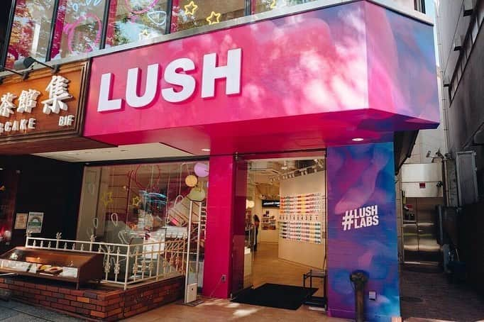 ラッシュジャパンさんのインスタグラム写真 - (ラッシュジャパンInstagram)「ラッシュ 原宿店 @lushharajuku が、“Slow Bath” コンセプトショップとしてリニューアルオープン。  「心や体と向き合いながら、いらないものを落とし、足りないものを補給する。忙しい毎日に、お風呂という場所で安らぐ瞬間を」をテーマに、フェイスマスクやボディローションなどを使ったセルフケアのアイディアやヒントを提案します🧖  ショップ情報は @lushharajuku  ページから🌈  #SlowBath #自分でつくるお風呂時間 #LushHarajuku #原宿」9月11日 19時03分 - lushjapan