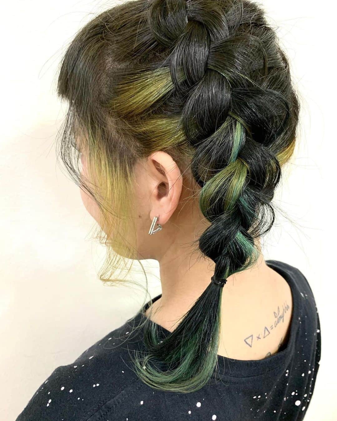 salon PRATiNO(サロンプラチノ)のインスタグラム：「. . 💚greenインナーカラー💚   インナーをブリーチしてから ビビッドなグリーン、 トップはマットのグリーンカラーをON💚💚  メリハリがあってとっても可愛いです💖  インナーカラーは 髪の毛を下ろして、チラチラ見えるのも可愛いですが、編み込みやアップをした時にガッツリみえるのも可愛いですね✨. .  . . 【CLAVIS PRATINO】 ◇月曜日～土曜日 10:00～20:00 ◇日曜日 10:00～18:00  ※定休日なし ※時間外はお問い合わせください。 愛知県名古屋市中区錦3-4-19石垣ビル７Ｆ ☎︎052-962-7017 . #hairstyle #hair #cornrow #braids #clavispratino #spiralperm #pratino #hairsalon #nagoya #haircolor #love #派手髪 #外国人風カラー #バレイヤージュ #グラデーション #コーンロウ #ブレイズ #スパイラルパーマ#フェイスフレーミング #ハイライト #特殊ヘア #ブラックヘア #美容室 #ヘアサロン #ヘアスタイル #ヘアカラー #クラビスプラチノ #名古屋 #栄 #錦」