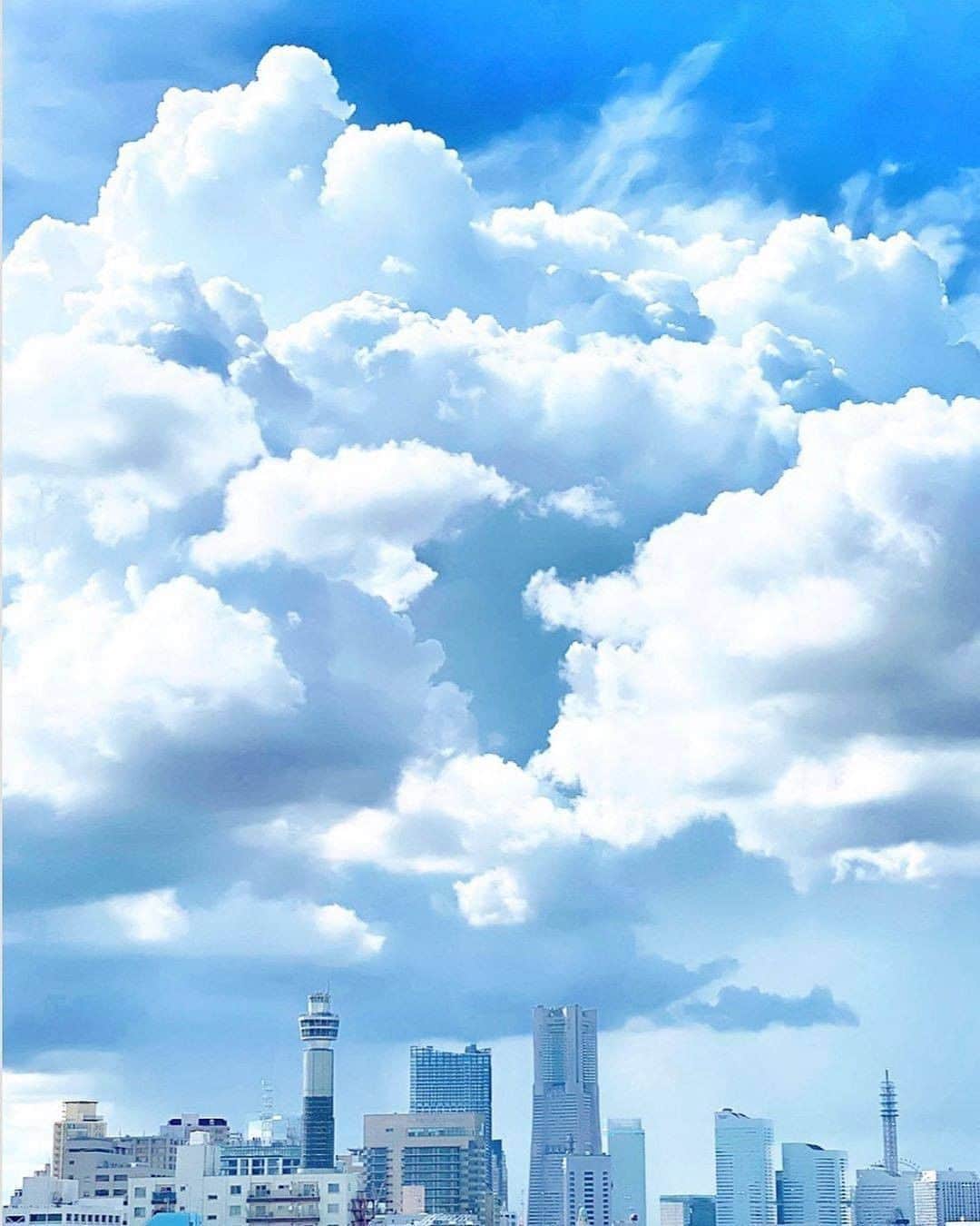 のインスタグラム：「Fluffy skies above Minato Mirai.﻿ Photo: @hisana_wing46﻿ #myyokohama ﻿ ﻿ #yokohama #darlingescapes #beautifuldestinations #artofvisuals #somewheremagazine #discoverglobe #travelawesome #passionpassport #lovejapan #explorejapan #japanlife #japanfocus #japan_vacations #japanrevealed #よこはま #ヨコハマ #横浜」