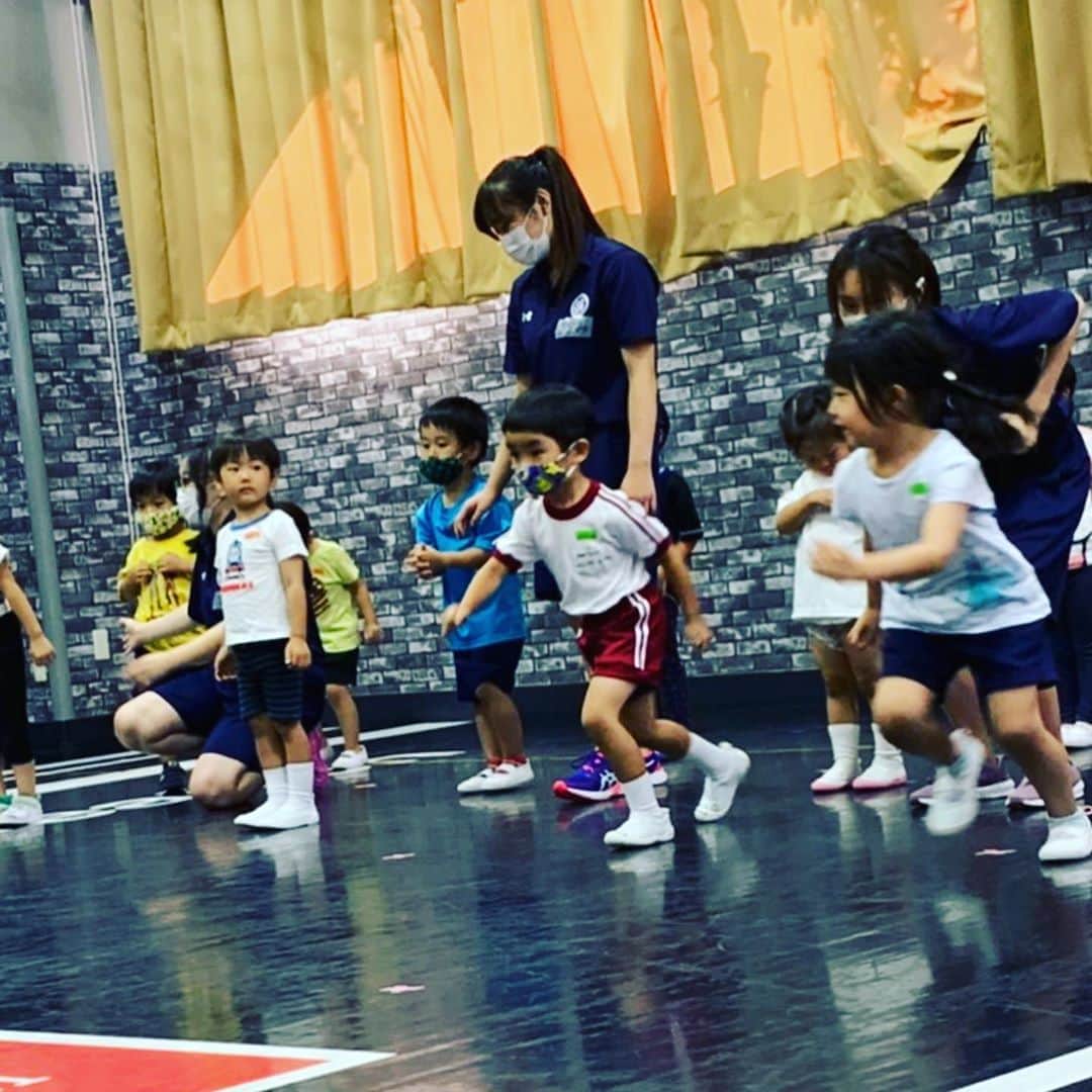 東京スポーツ・レクリエーション専門学校さんのインスタグラム写真 - (東京スポーツ・レクリエーション専門学校Instagram)「こんにちは幼児体操教室です！ 幼児体操教室は検温、器具の消毒などのコロナウイルス感染症対策を行ったうえで運営しています。  主な活動内容は跳び箱、マット、鉄棒、なわとびで、年少～小学2年生までを対象に指導を行っています。 跳び箱、マット、鉄棒等ができるようになりたい方！学生スタッフ一同ご入会お待ちしております！  学生スタッフも笑顔で元気よく子どもたちと運動できるのを楽しみにしています。  #東京スポーツレクリエーション専門学校 #ジュニアスポーツ指導員 #幼児体育 #幼児体操 #キッズスポーツ」9月11日 19時05分 - jikeitsr