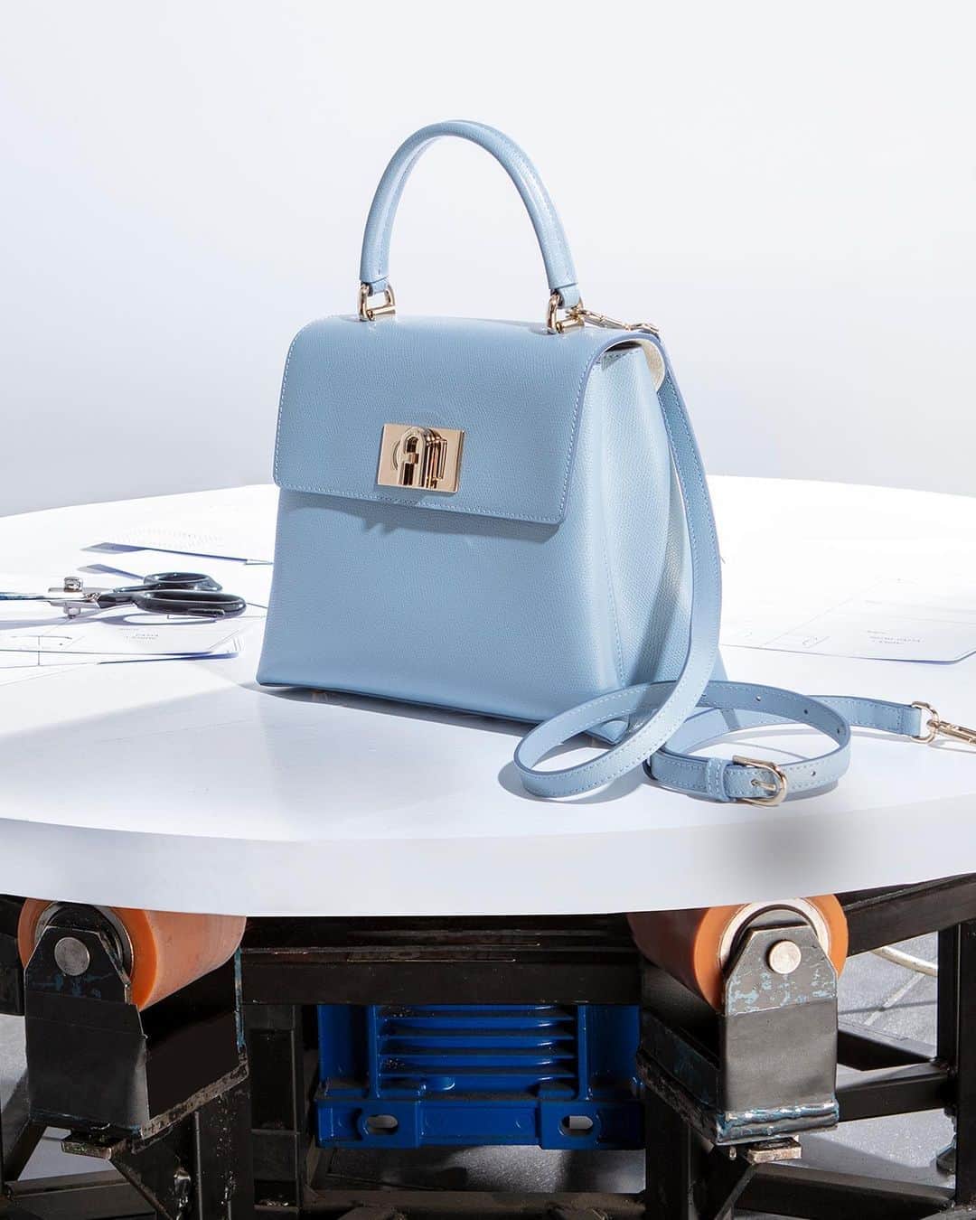 フルラのインスタグラム：「The combination of high-quality materials and exceptional style creates magic. Discover the joyful spirit of Furla's contemporary aesthetic.  #thefurlasociety #furlafeeling #newcollection #furla #accessories #fashion」