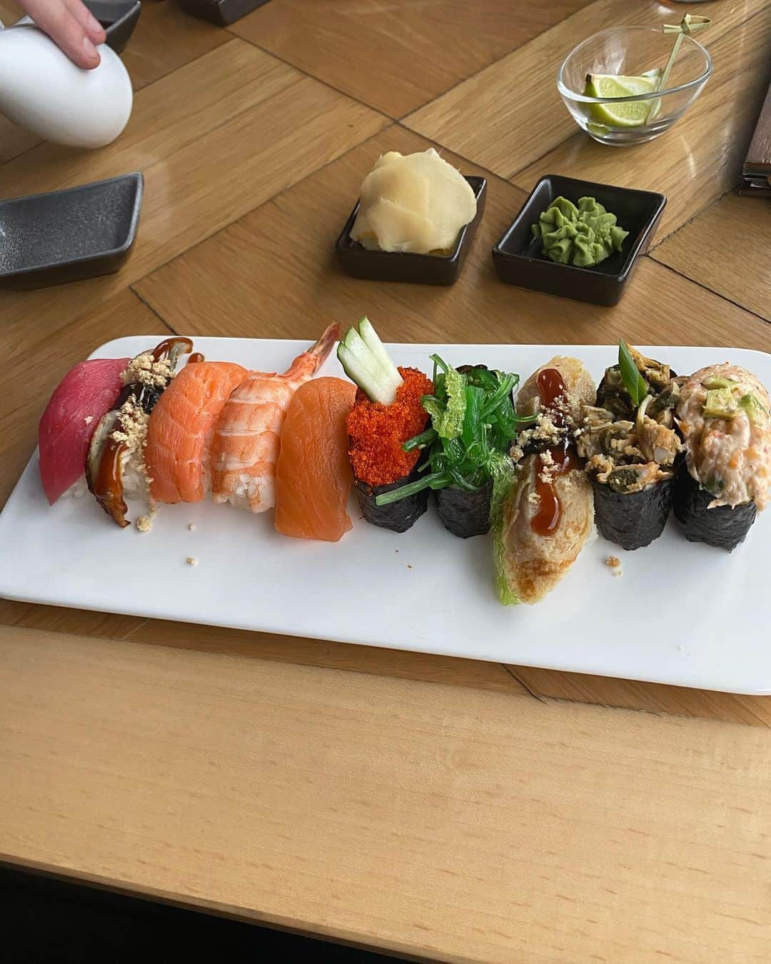 のインスタグラム：「. ロシアで食べた日本食😃 2枚目はラーメンって書いてあったけどうどんでした😅.  #russia  #rostovondon  #japanesefood  #японскаяеда」