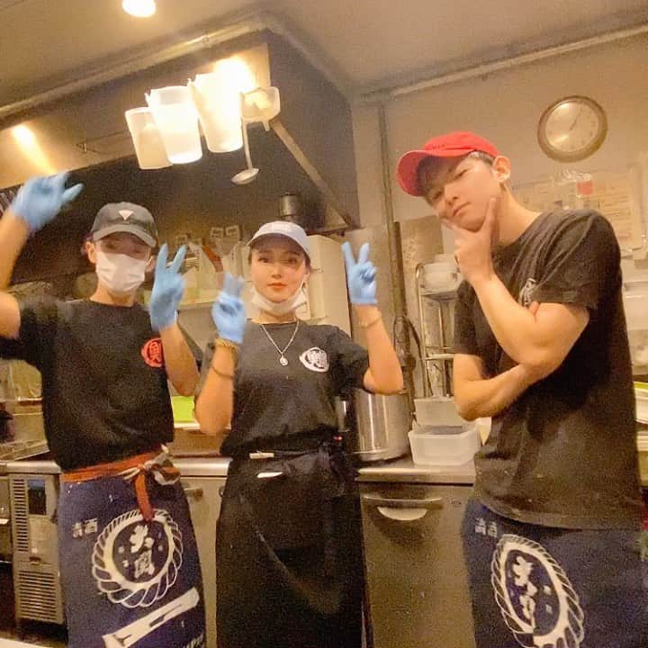 どんがめ姫路店のインスタグラム：「本日も24時まで営業してます！！ 今日のキッチンスタッフはしんや、かな、しおんです🤞！ 美味しい料理作りますよー🍽！！ ぜひぜひご来店お待ちしてまーす🐢💕  アルバイトも募集してます！ 気になった方お電話、もしくはDMお気軽に🙋🏻‍♀️！！ 仲良しなスタッフ達と一緒に働きませんか🌞？？ 時給1000円～ #居酒屋 #どんがめ #姫路 #飲み放題 #安い #仲良し #スタッフ #アルバイト #バイト」