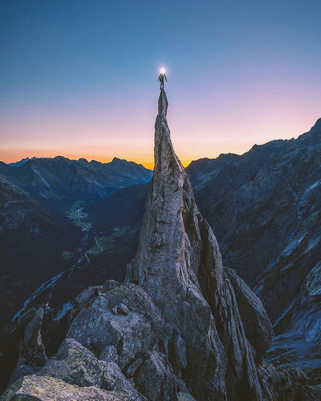 Canon Photographyさんのインスタグラム写真 - (Canon PhotographyInstagram)「Stand tall & shine bright 🙌 Photography  @federico.sette Curated by @ianharper  Switzerland  16mm  ISO 400  f2.8  1/25 #switzerland #hellofrom #climbing #mountaineering #canon_photos」9月11日 19時18分 - cpcollectives