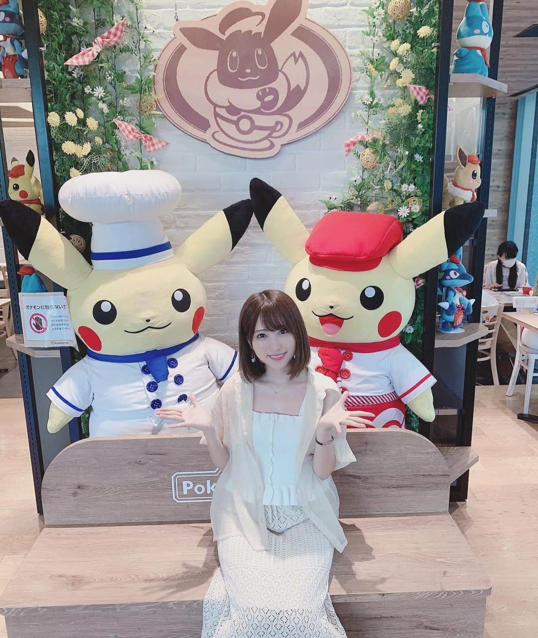 小桃音まいのインスタグラム：「⚡︎. . こないだポケモンカフェに行ってきました❤︎. ポケモンも空間もお料理もかわいすぎた〜、. ピカチュウの登場に沸いた〜. . ポケモンわかんないのに付き合ってくれてお誕生日プレゼントにグッズまで買ってくれたゆのんちゃん、、. 優しすぎる天使ありがとう👼💓. .」