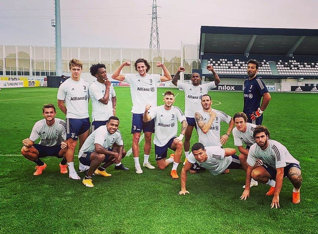 レオナルド・ボヌッチさんのインスタグラム写真 - (レオナルド・ボヌッチInstagram)「WINNING TEAM 💪🏻🏁🎉 #FinoAllaFine #LB19 #training」9月11日 19時12分 - bonuccileo19